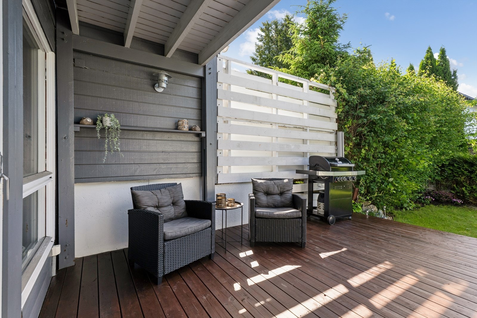 Her er det god plass til både utemøbler, grill og eventuelt plantekasser. Enten du ønsker rolige morgenstunder, sosiale sommerkvelder eller lek og aktivitet med familien, ligger alt til rette for dette her. Galleribilde