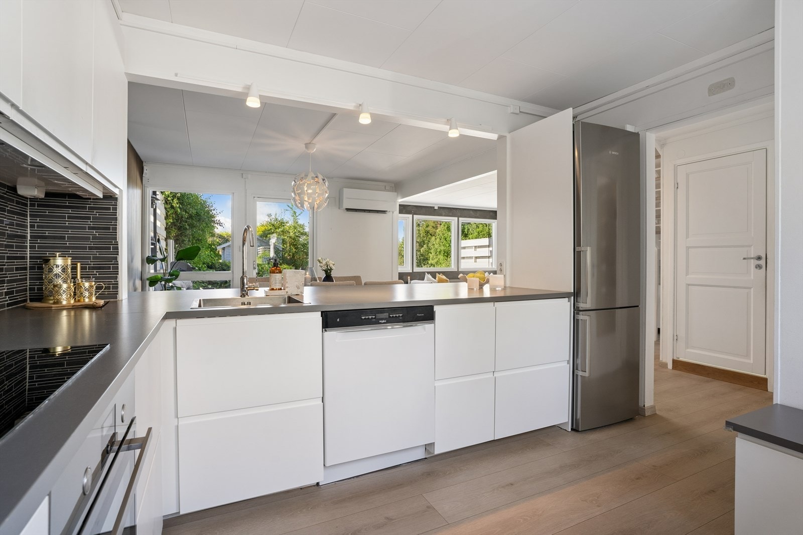 Kjøkkenet har et moderne og tidløst uttrykk med hvite, glatte fronter fra IKEA (2016). Kjøkkenet er godt utstyrt med integrert induksjonstopp, stekeovn og vinskap, samt frittstående oppvaskmaskin og kjøle-/fryseskap. Galleribilde