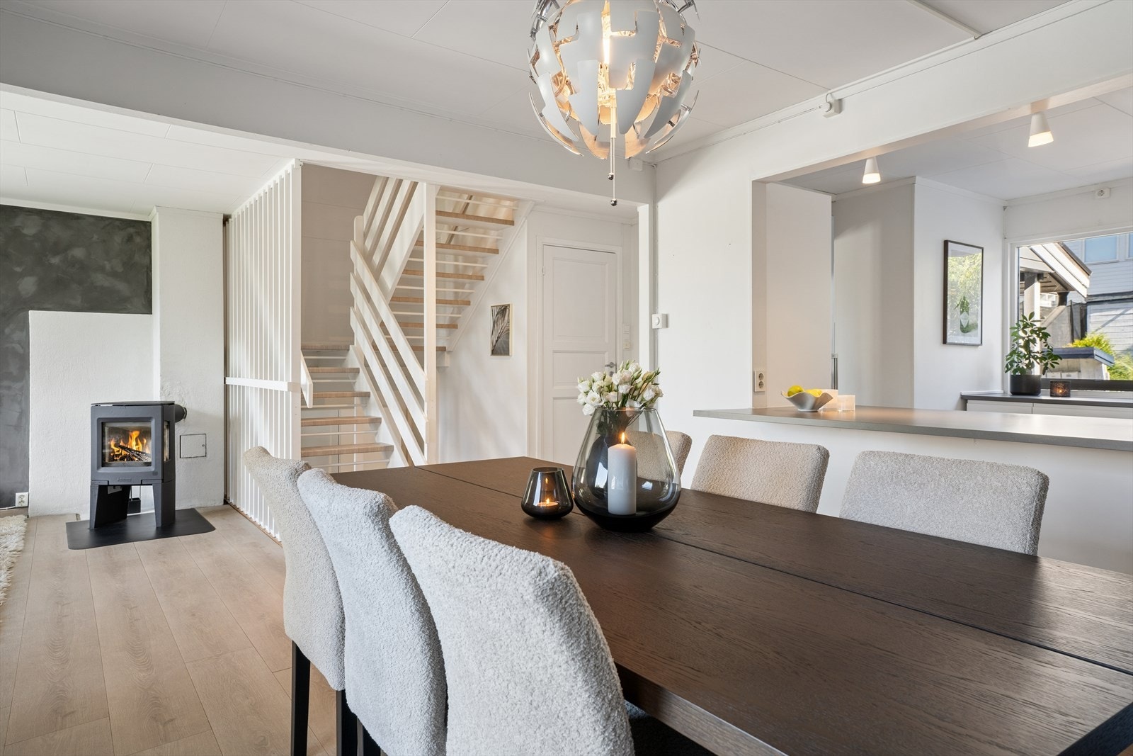 Her er det god plass til større spisebord - ideelt for sosiale sammenkomster med familie og venner. Galleribilde