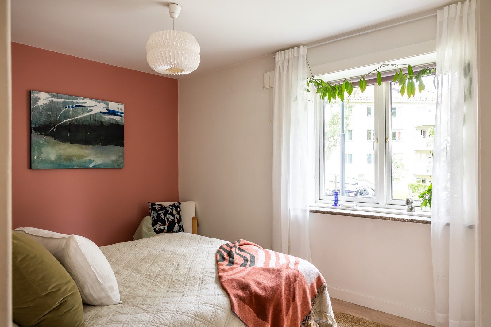 Hovedsoverommet med plass til dobbeltseng, nattbord og kontorløsning. Galleribilde