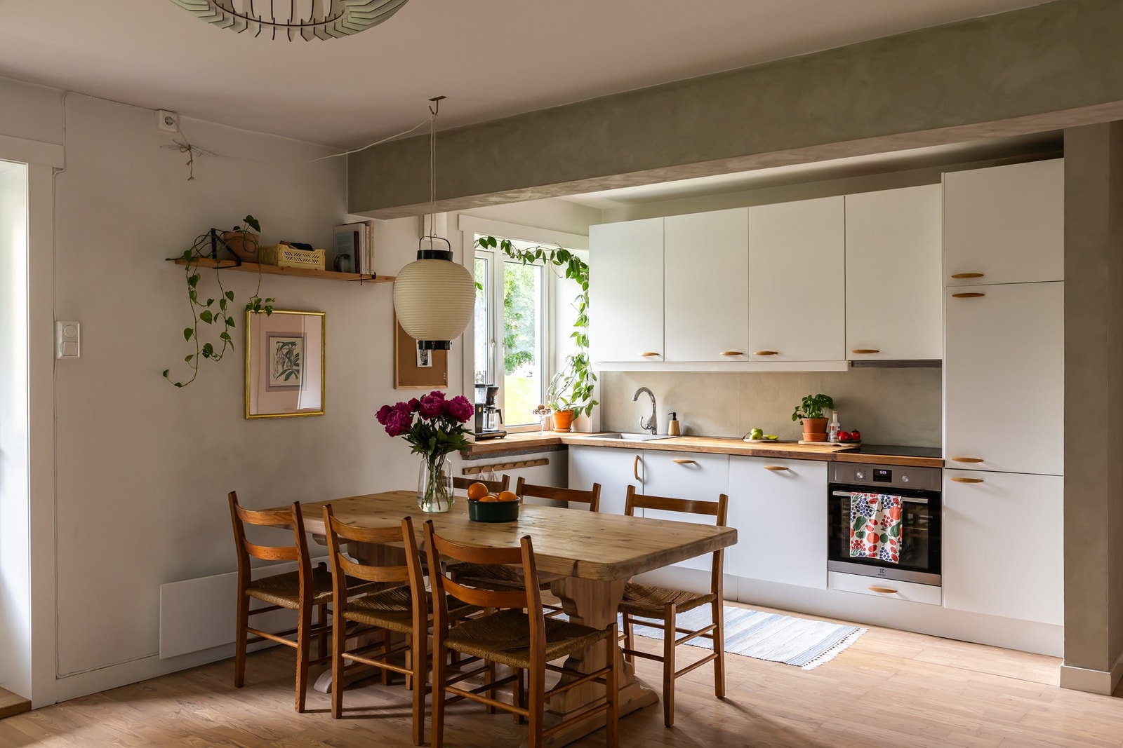 Tidløst kjøkken med IKEA kjøkkeninnredning fra 2013. Galleribilde