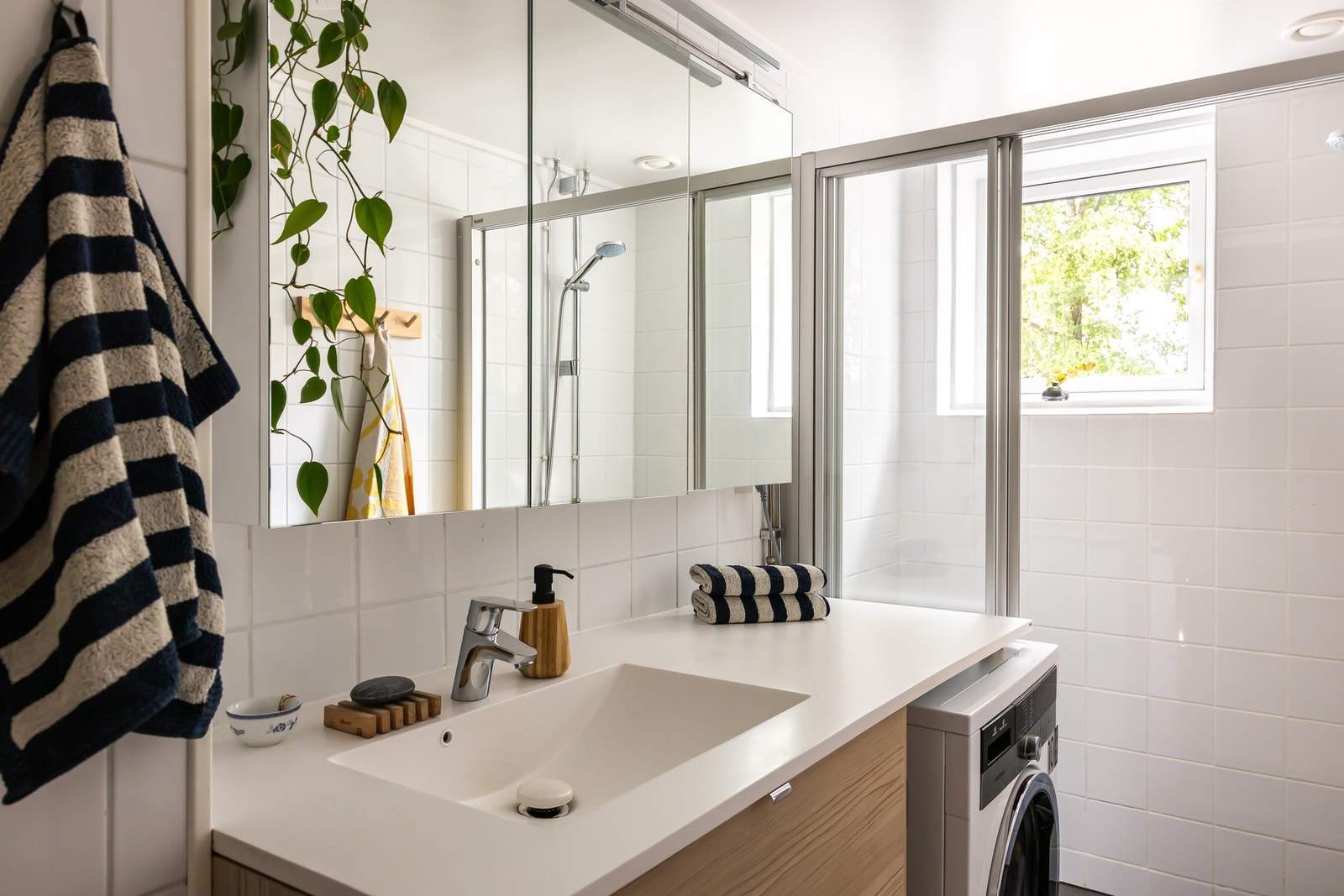 Badet har dusj med dusjvegg/dusjdør og tett bunnprofil, gulvstående klosett, heldekkende servantskap, baderomsinnredning og opplegg for vaskemaskin. Baderomsinteriør ble oppgradert i februar 2022. Galleribilde