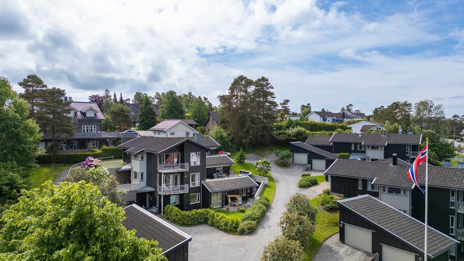 Dette er Falchåsen terrasse - et fint nabolag å bo i. Galleribilde