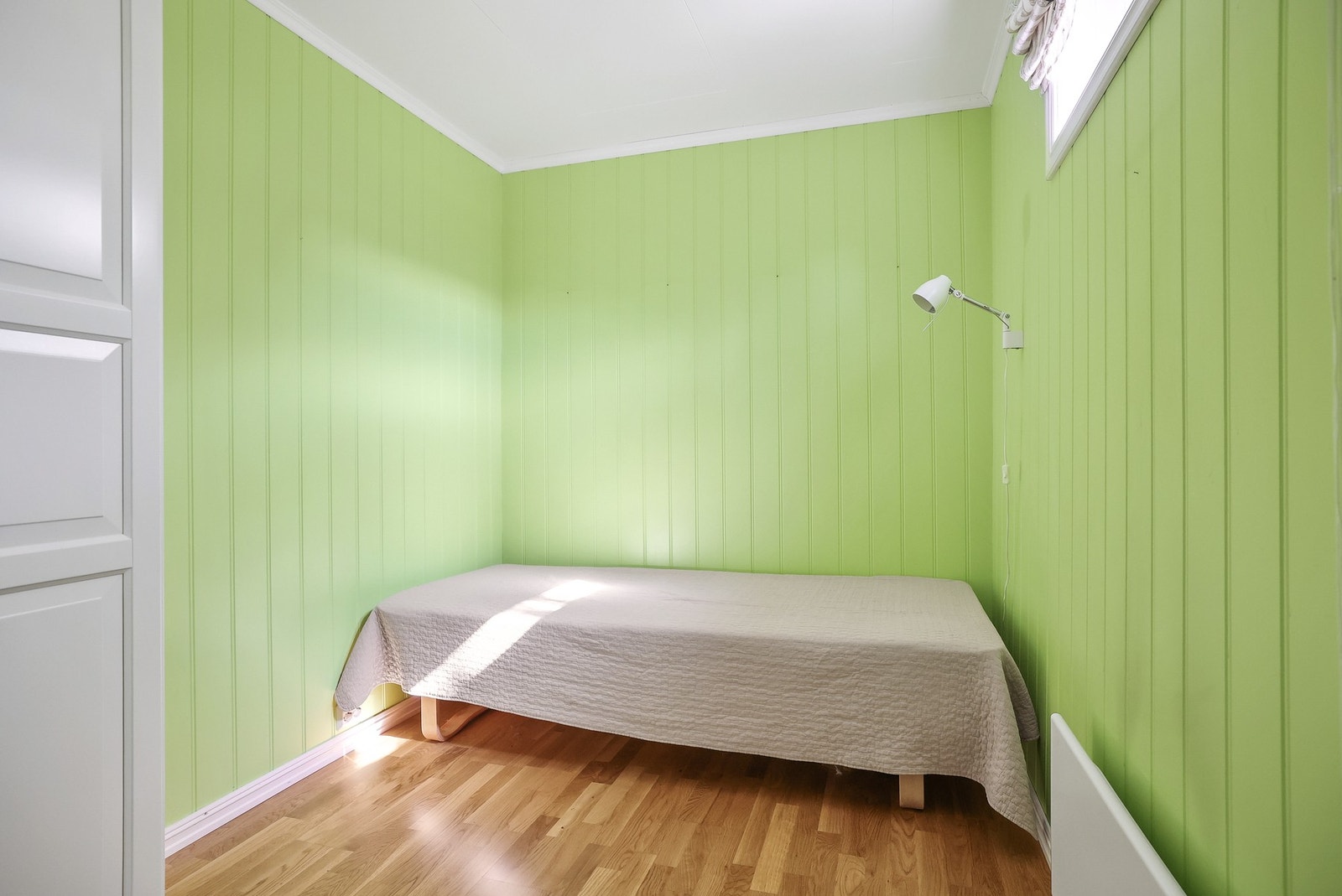 Soverom med plass til seng og oppbevaring. Galleribilde