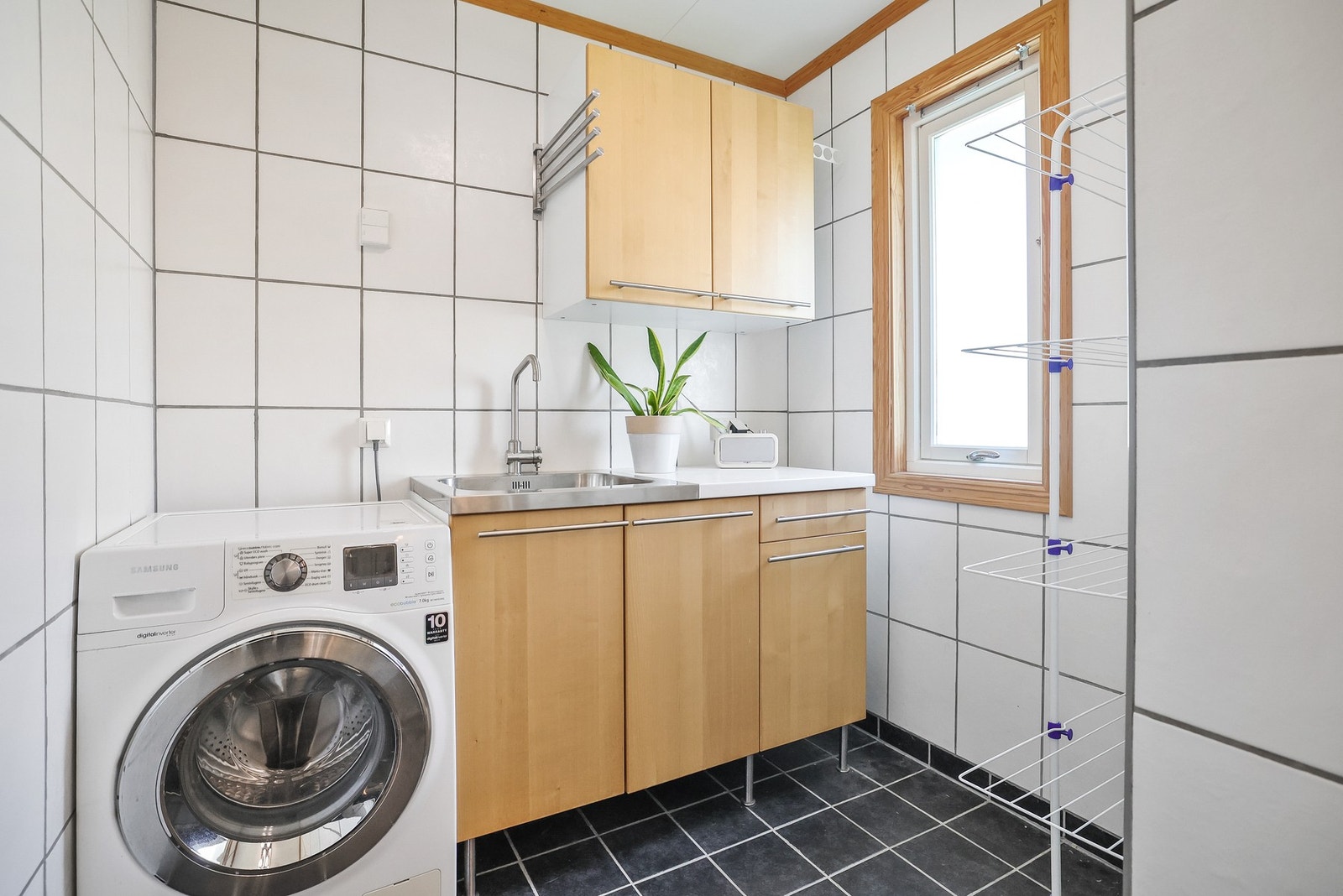 Badet har også opplegg for vaskemaskin og praktisk benkeplass. Galleribilde
