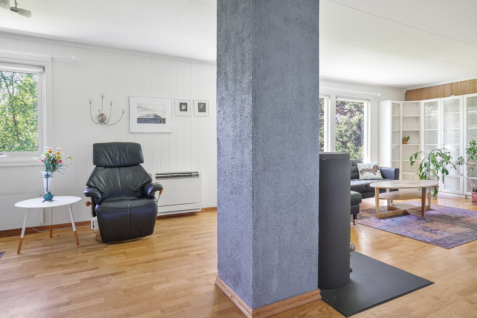 Det er montert vedovn for hyggelig oppvarming, og varmepumpe for jevn varme. Galleribilde