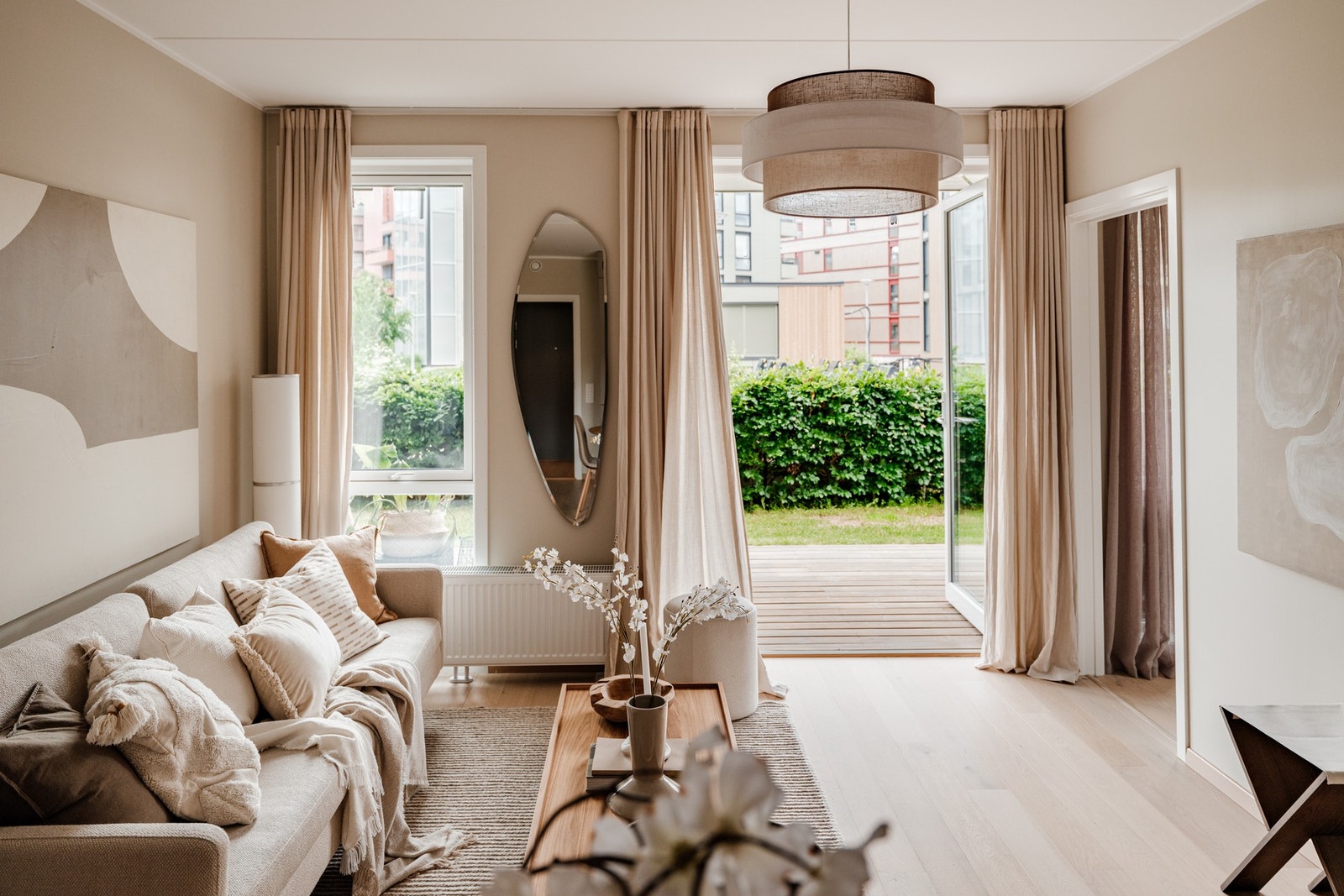 Fra stuen har du adkomst en herlig uteplass som fungerer som en forlenget stue på vår- og sommerhalvåret. Galleribilde