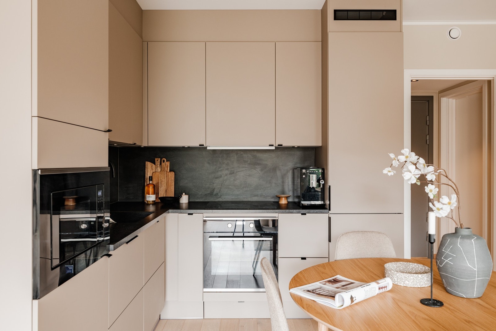 Kjøkkeninnredningen består av glatte, folierte fronter og laminat benkeplate med kum i kompositt. Galleribilde