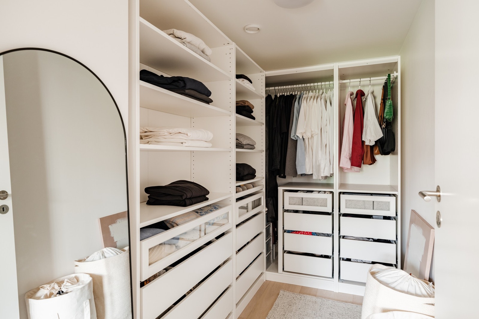 Godt utnyttet walk-in-closet for oppbevaring av klær. Galleribilde