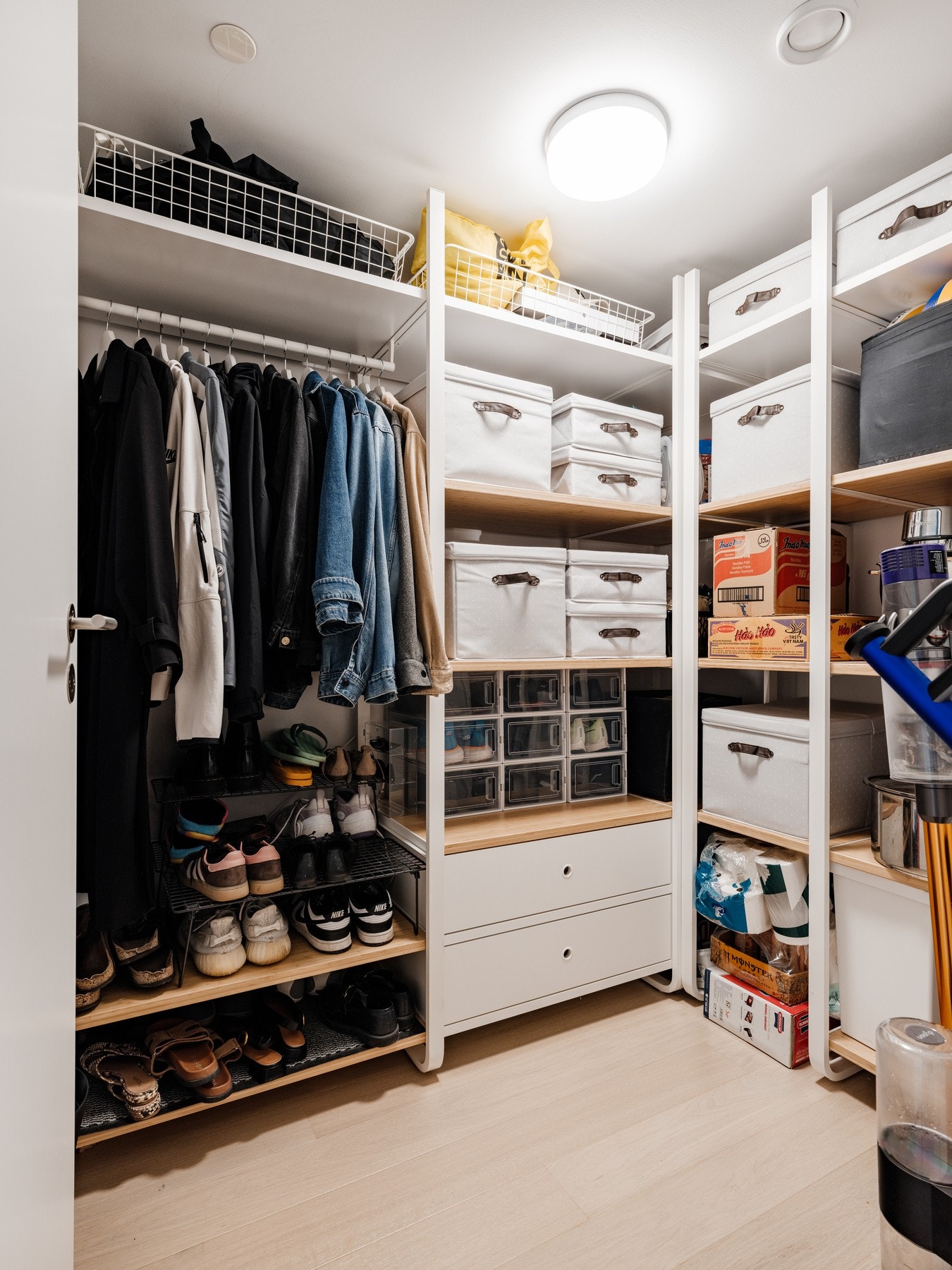 Fra entreén har du tilgang på innvendig bod - perfekt for å gjemme unna nødvendigheter til daglig bruk. Galleribilde