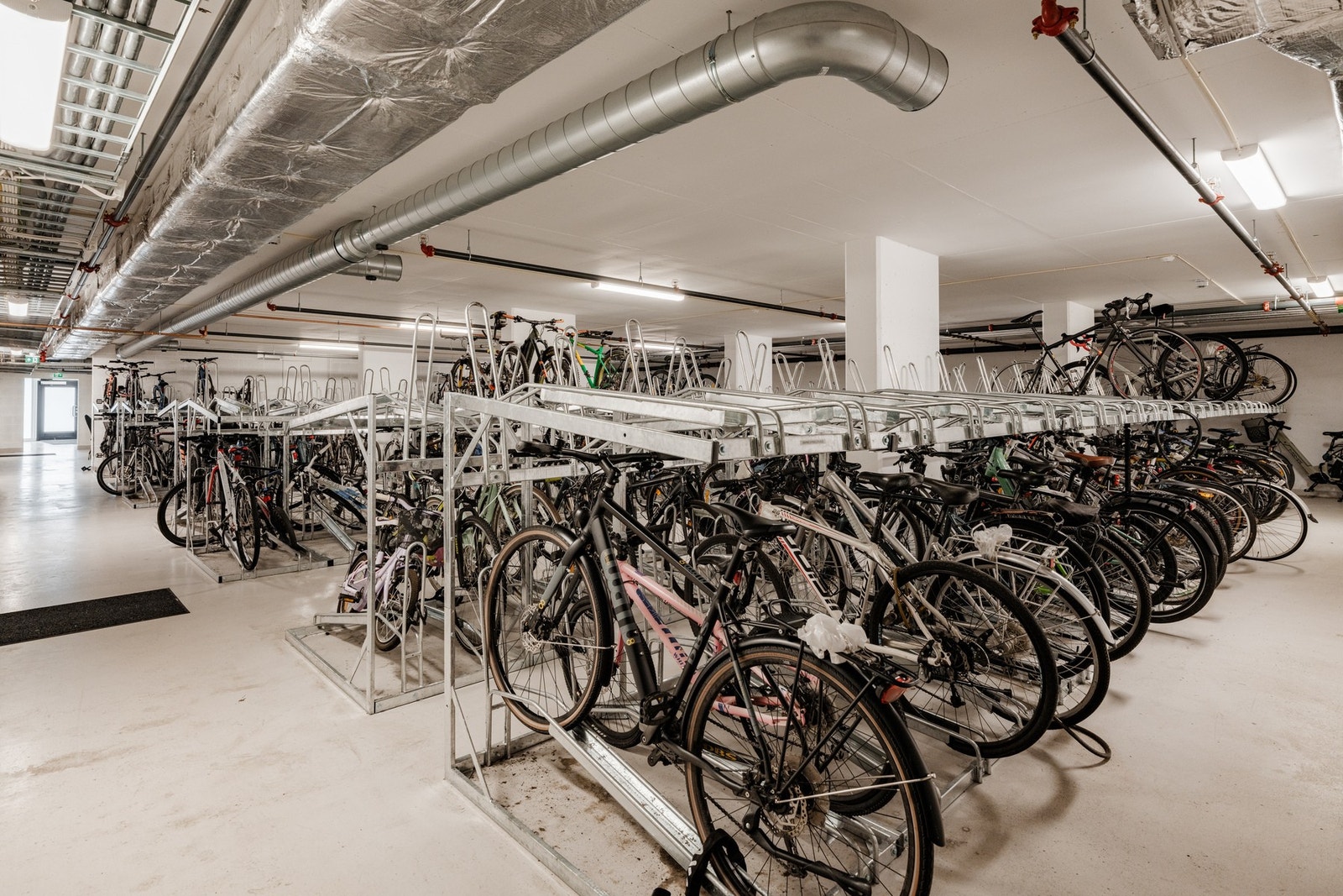 Sykkelparkering i felles anlegg. Galleribilde