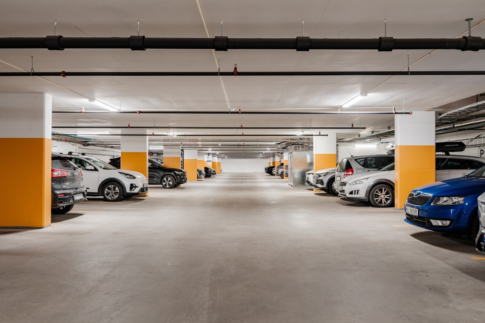Det er tidvis mulighet for å leie/kjøpe parkeringsplass i felles garasjeanlegg. Selger leier p.t. en plass til 1.500kr/mnd. Galleribilde