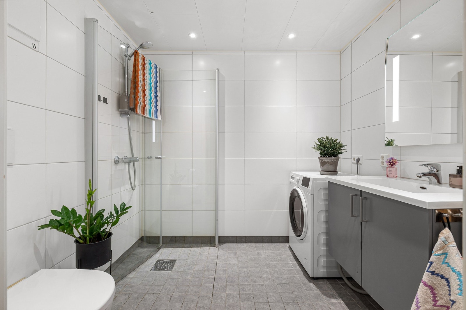 Badet med lyse og flotte fliser oppleves moderne og innbydende. God standard som bekreftes av byggesakkyndig da det er gitt tilstandsgrad 0/1. Galleribilde