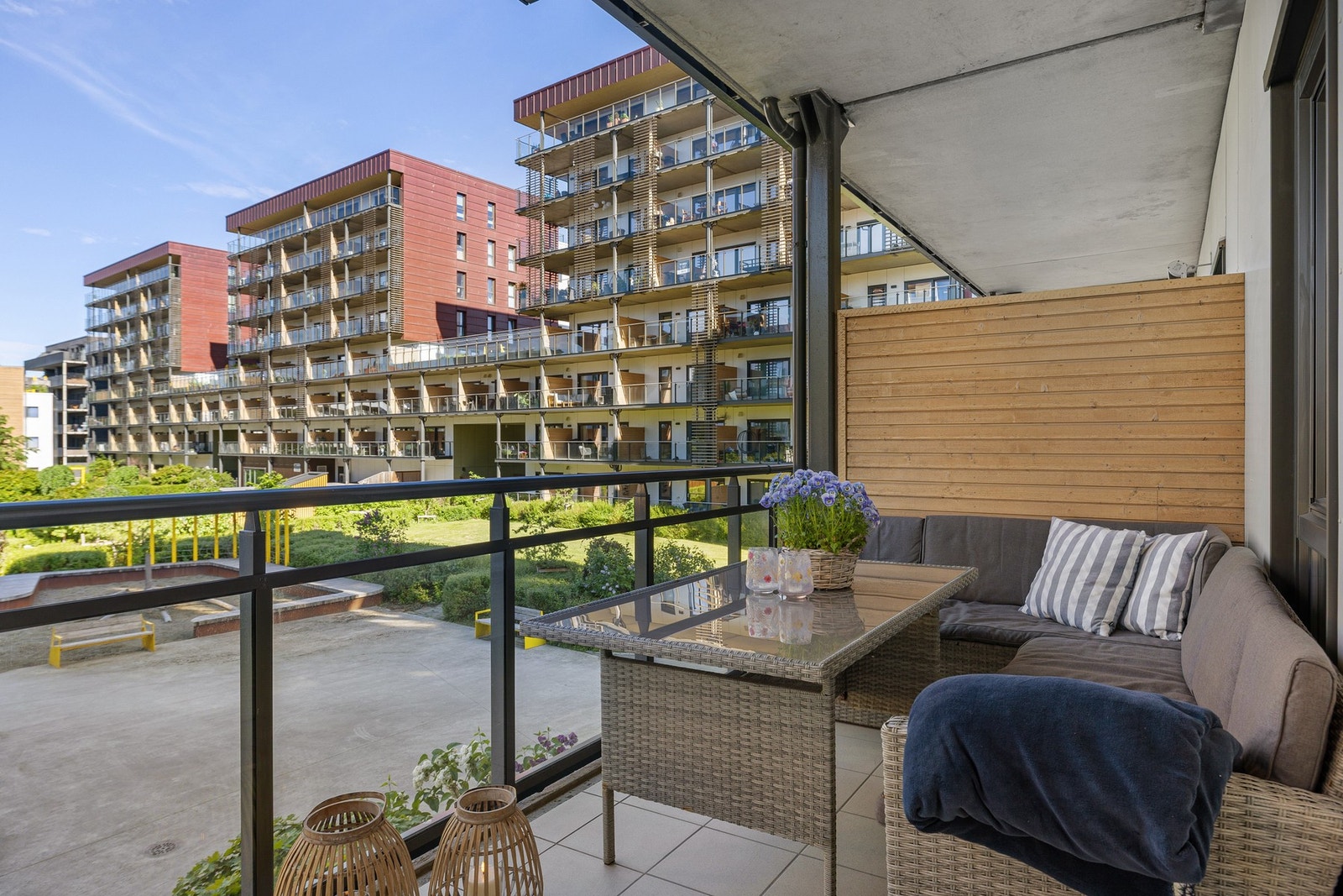 Leiligheten har en romslig overbygd balkong med god plass for utemøbler og grill. Galleribilde