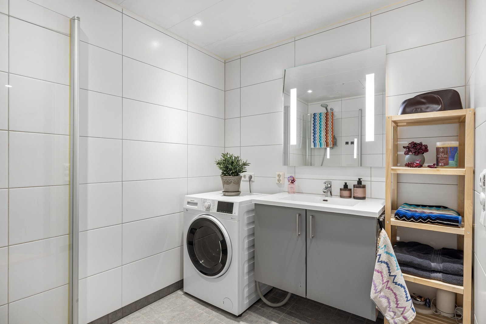 Badet har en praktisk og brukervennlig utforming. Det er plass for både vaskemaskin og tørketrommel. Galleribilde