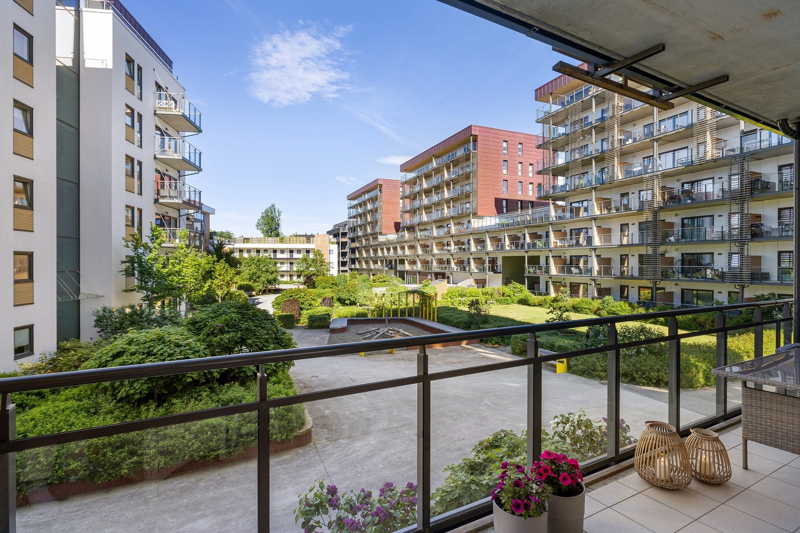 Med byggeår 2018 nyter leiligheten alt du kan forvente av moderne fasiliteter. Deriblant fjernvarme, seriekoblet brannvarslingsanlegg, sprinkleranlegg, heisadkomst og balansert ventilasjon. Galleribilde