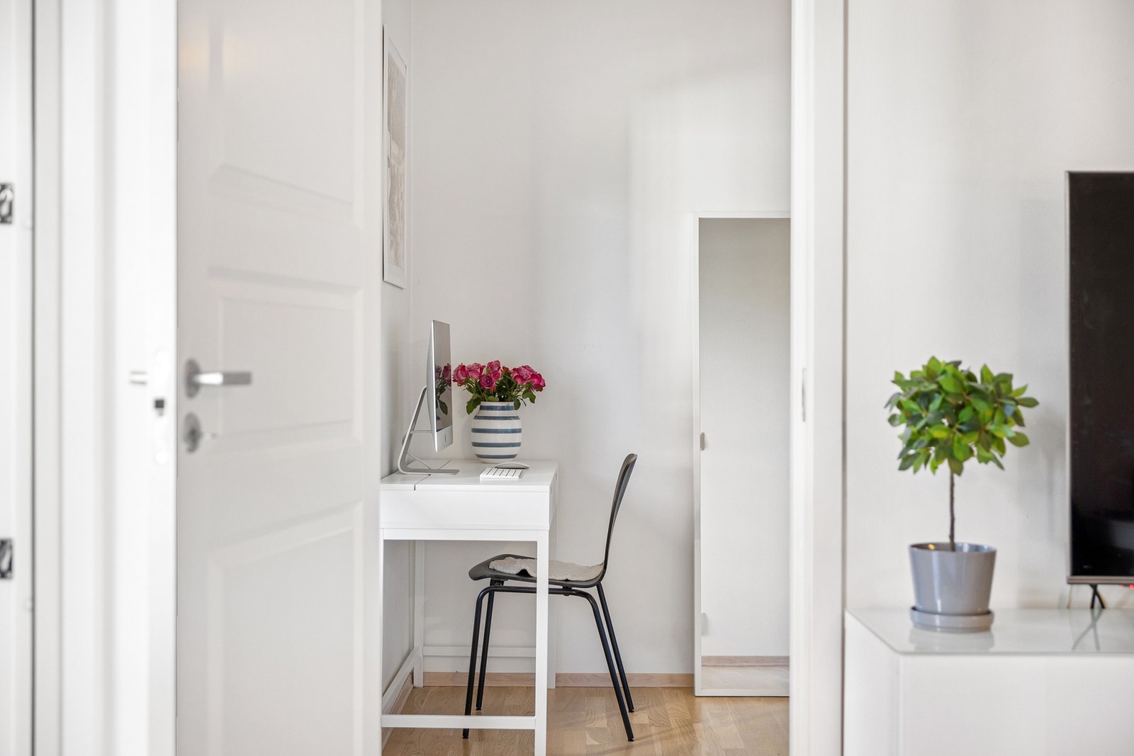 Gjennomgående for leiligheten er lyse og nøytrale fargetoner. Galleribilde