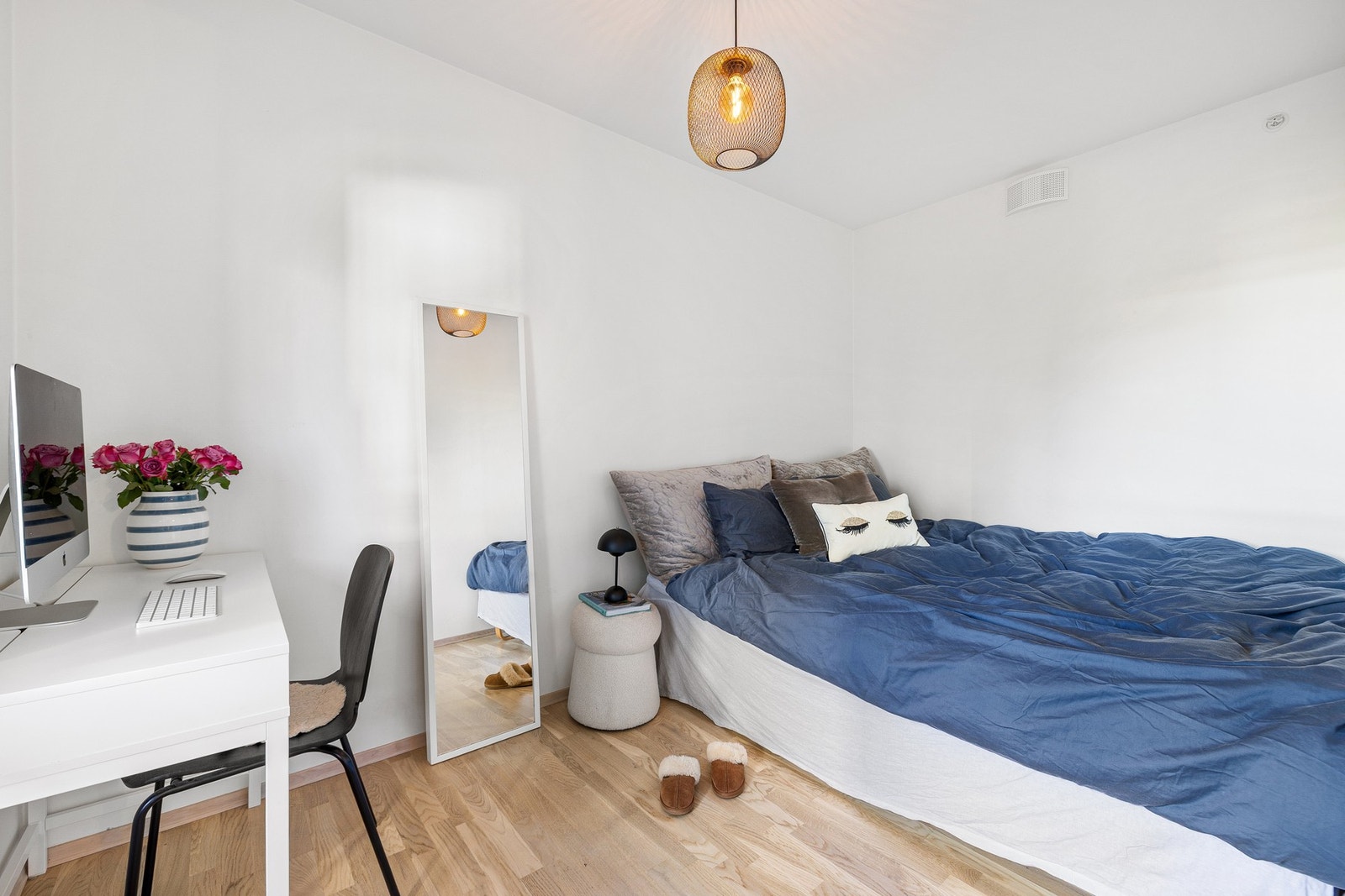 Lyst og innbydende soverom med god plass for dobbeltseng, nattbord, garderobeløsning og annet soveromsmøblement etter eget ønske. Galleribilde