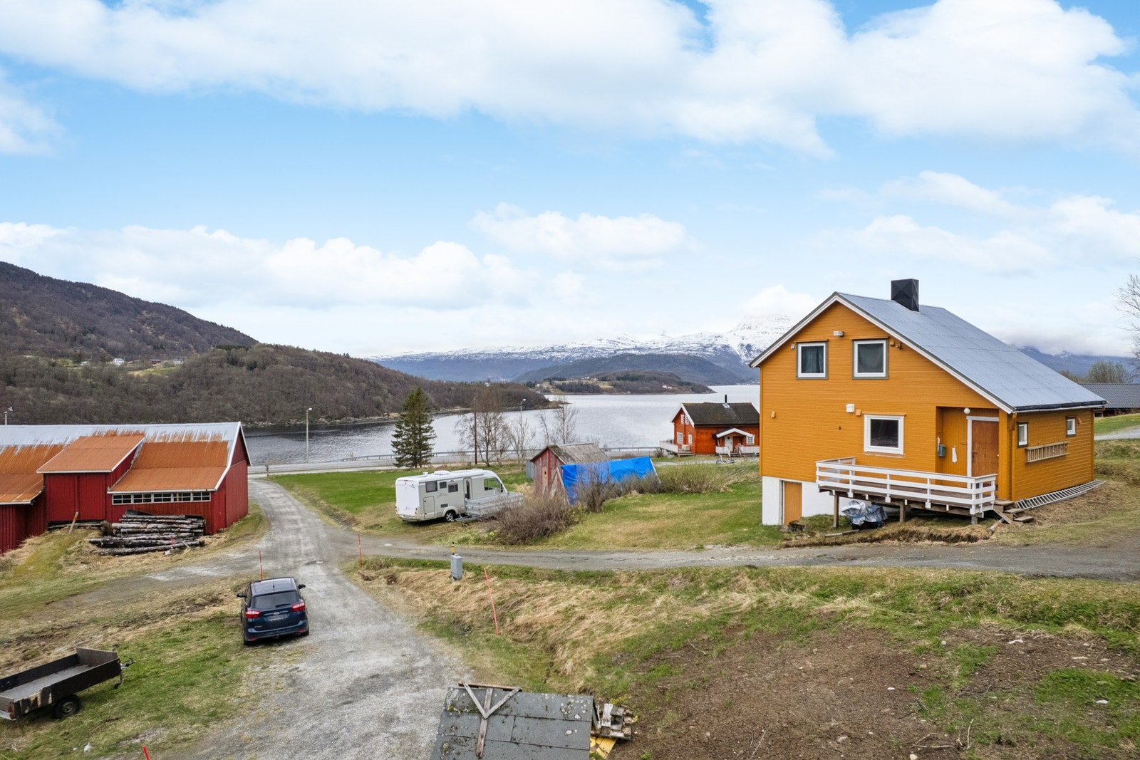 Balkongen har god plass til utemøbler og byr på fin utsikt over nærområdet. Galleribilde