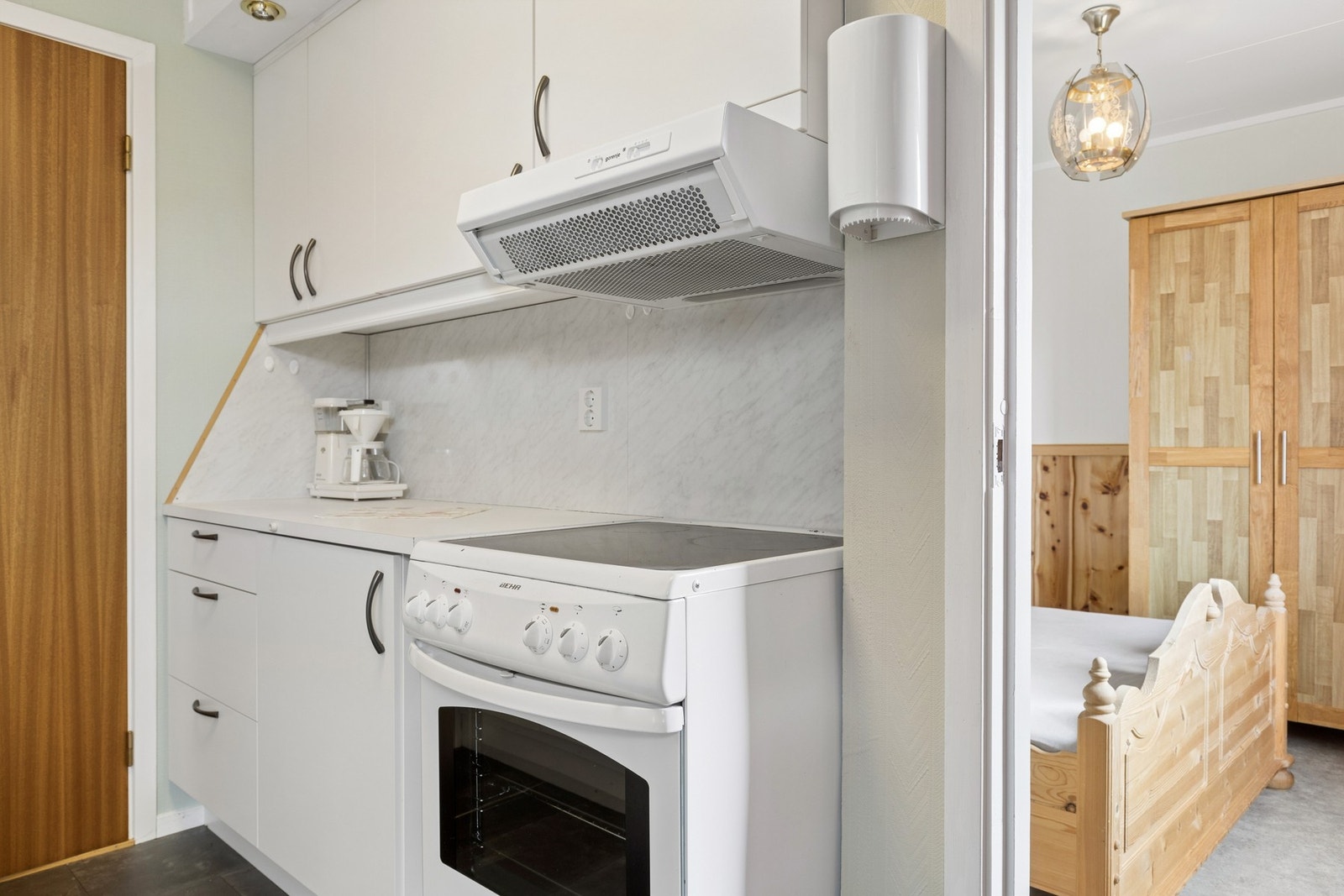Kjøkkenet er funksjonelt innredet med komfyr og ventilator med avtrekk ut. Galleribilde