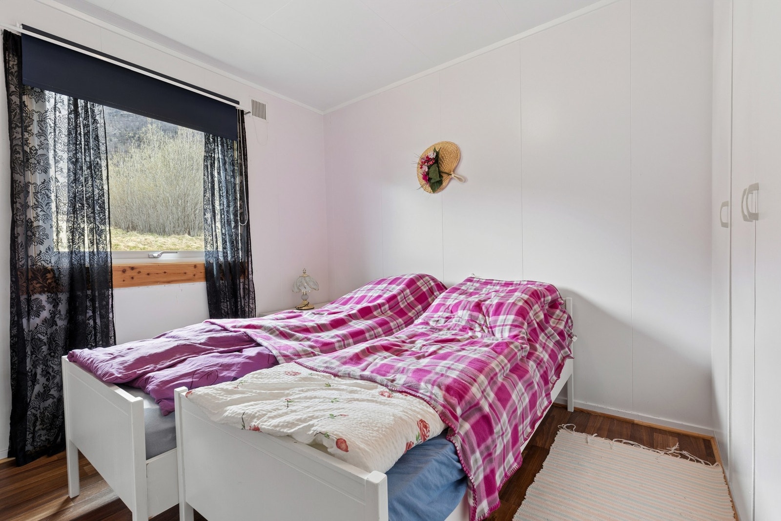 Soverommene har overflater med malte plater og parkett eller teppegulv. Galleribilde