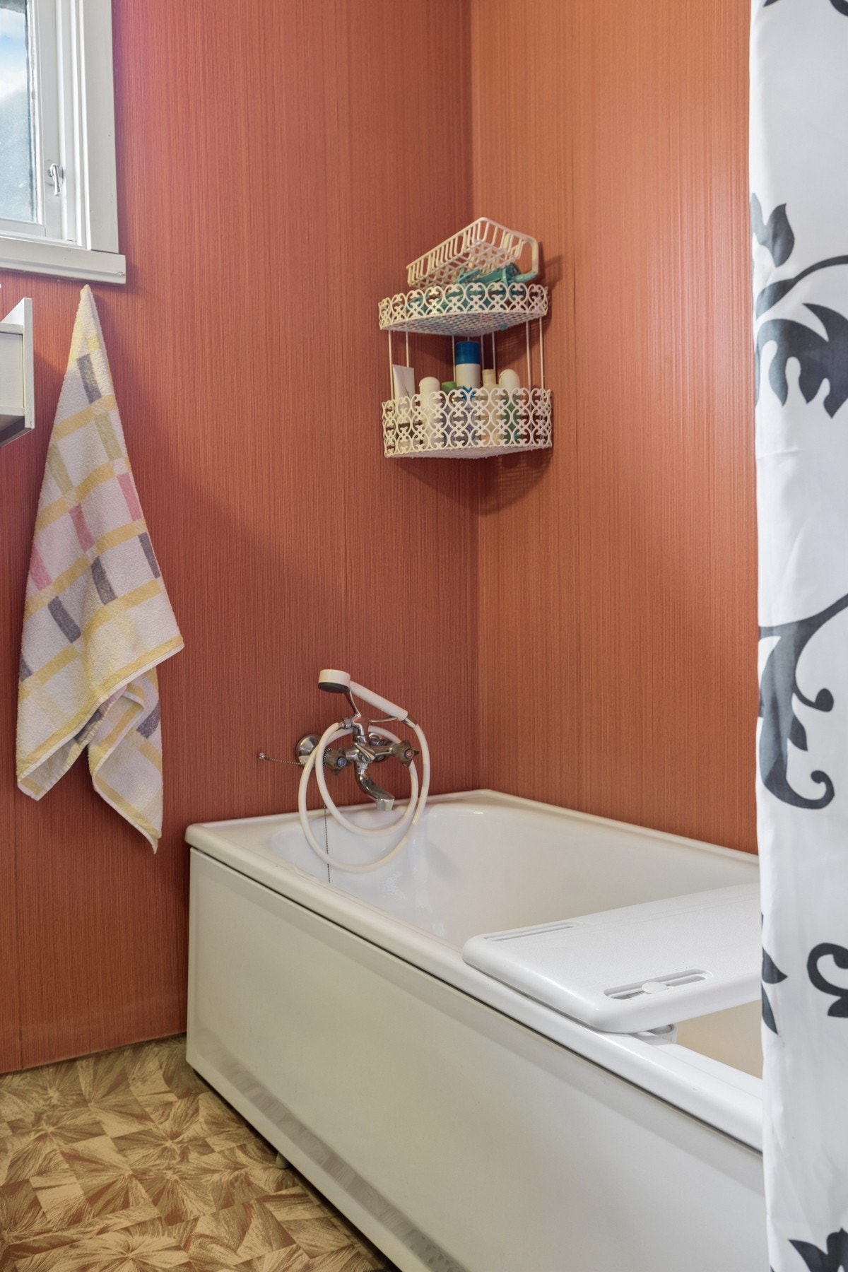 Badet i første etasje er fra byggeåret og er utstyrt med badekar. Galleribilde