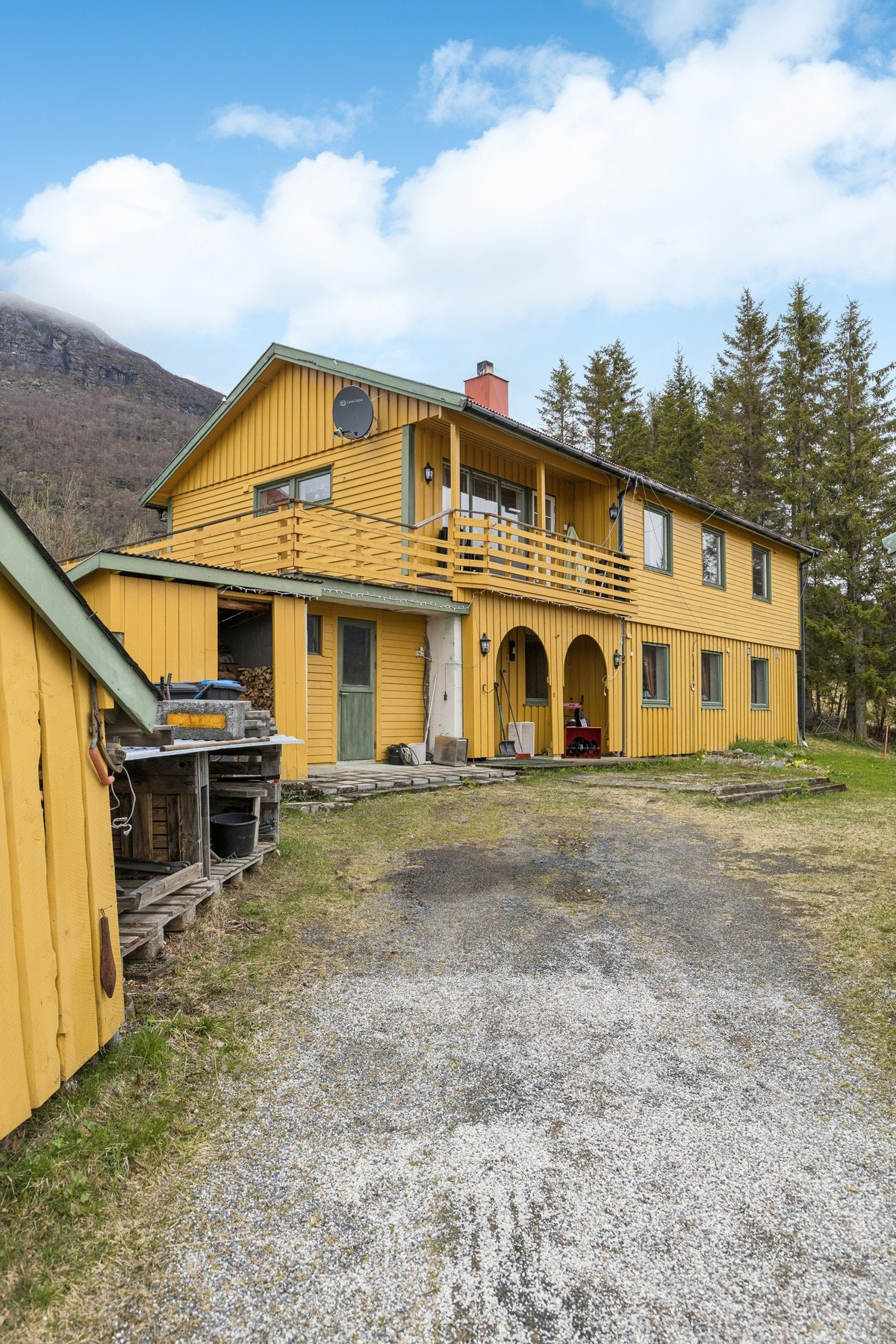 Eiendommen har adkomst via gruset innkjørsel. Galleribilde