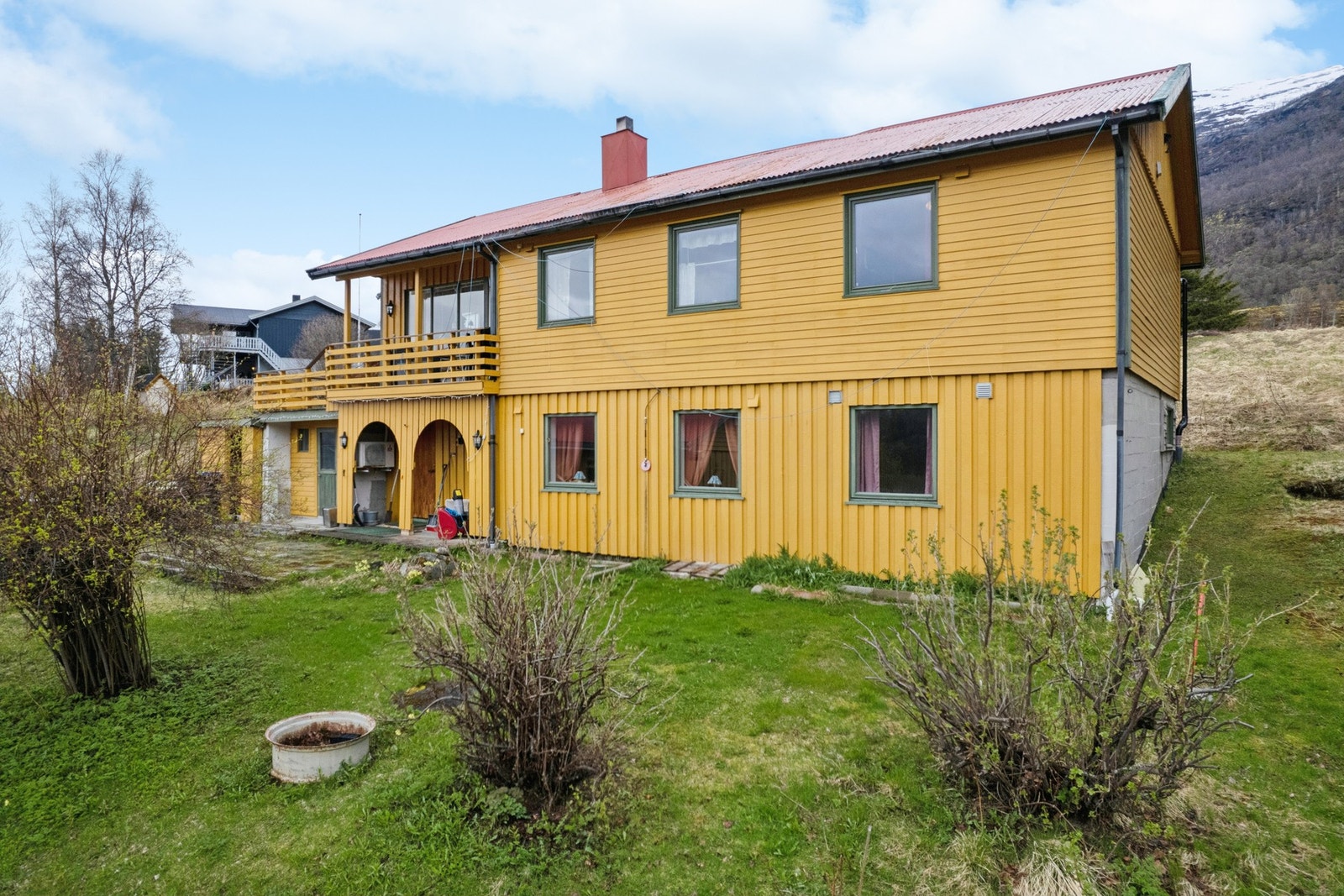 Boligen er en trekonstruksjon med liggende bordkledning, oppført på en grunnmur av betong. Galleribilde