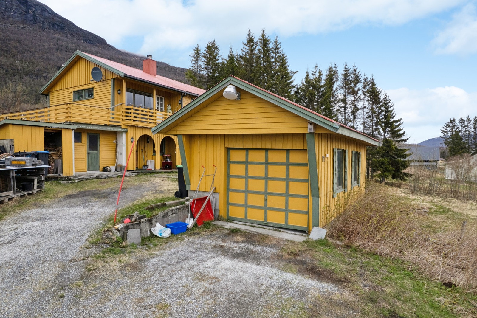 Frittstående, uisolert garasje på 26 m² med støpt plate på grunn. Galleribilde