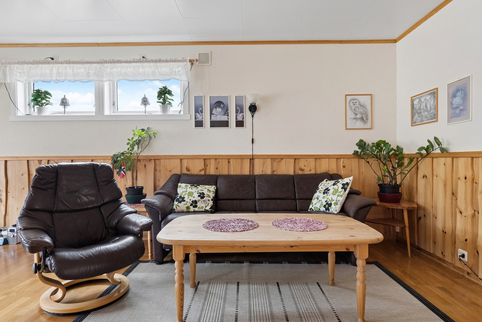 Rommet har plass til en romslig sofagruppe. Veggene har en kombinasjon av strie og trepanel. Galleribilde