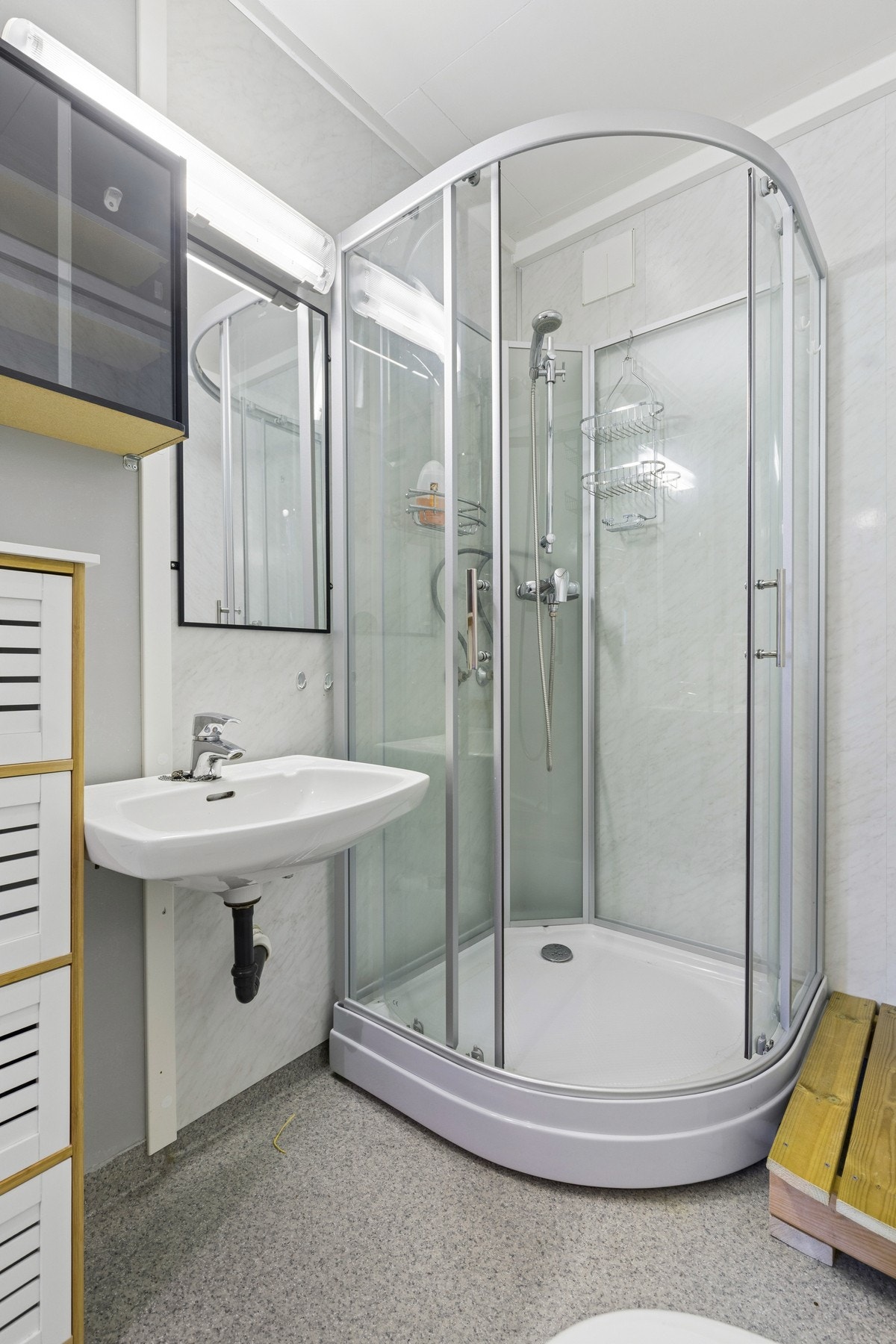 Badet i kjelleren er innredet der det opprinnelig var tegnet et toalett, og er utstyrt med dusjkabinett. Galleribilde