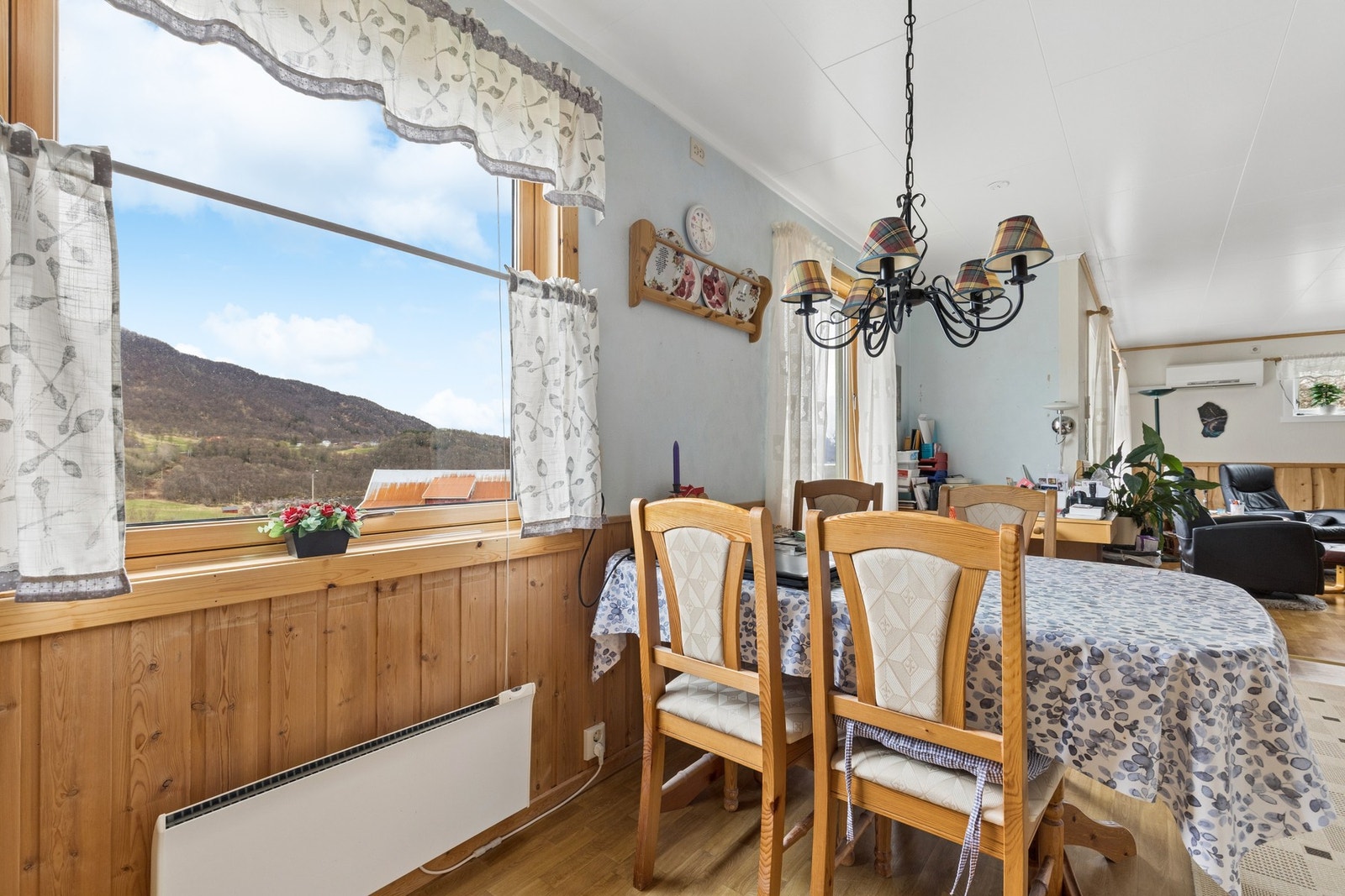 Spiseplassen ved vinduet gir en hyggelig ramme rundt måltidene. Galleribilde