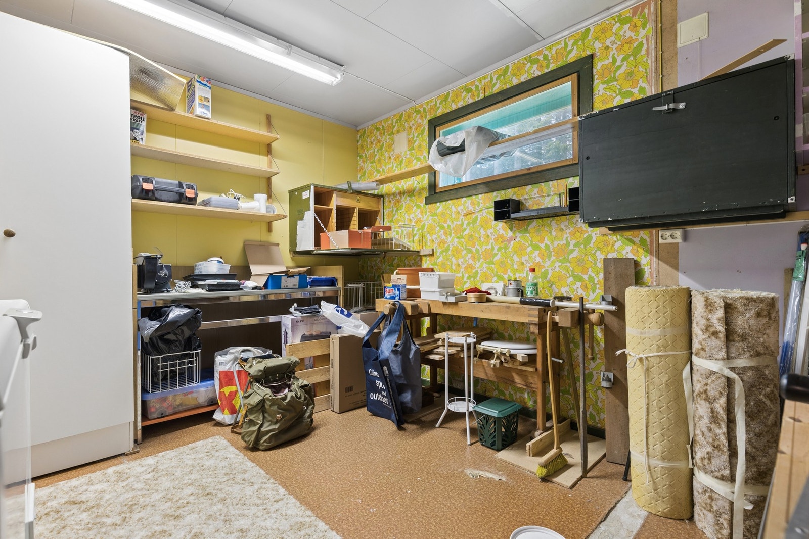Kjelleren har flere boder og et verksted som gir rikelig med lagrings- og arbeidsplass. Galleribilde