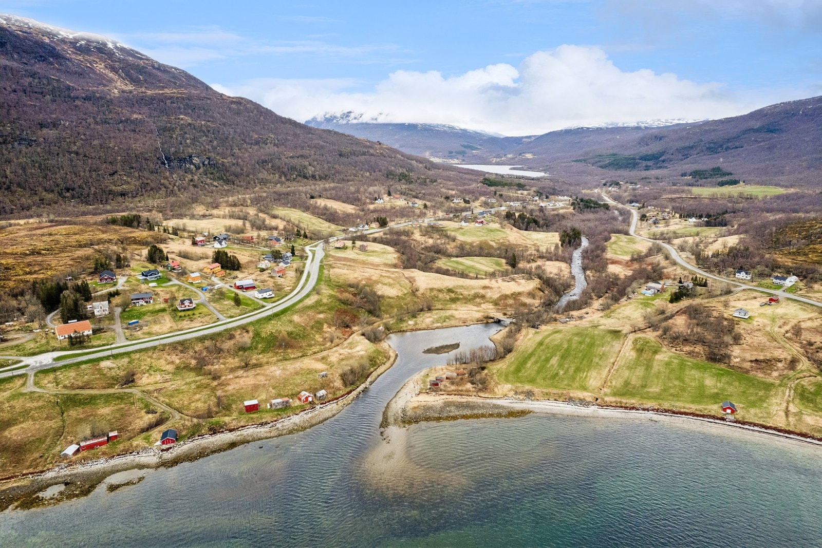 Salangen skole for 1. til 10. klasse ligger omtrent 11 kilometer fra eiendommen. Galleribilde