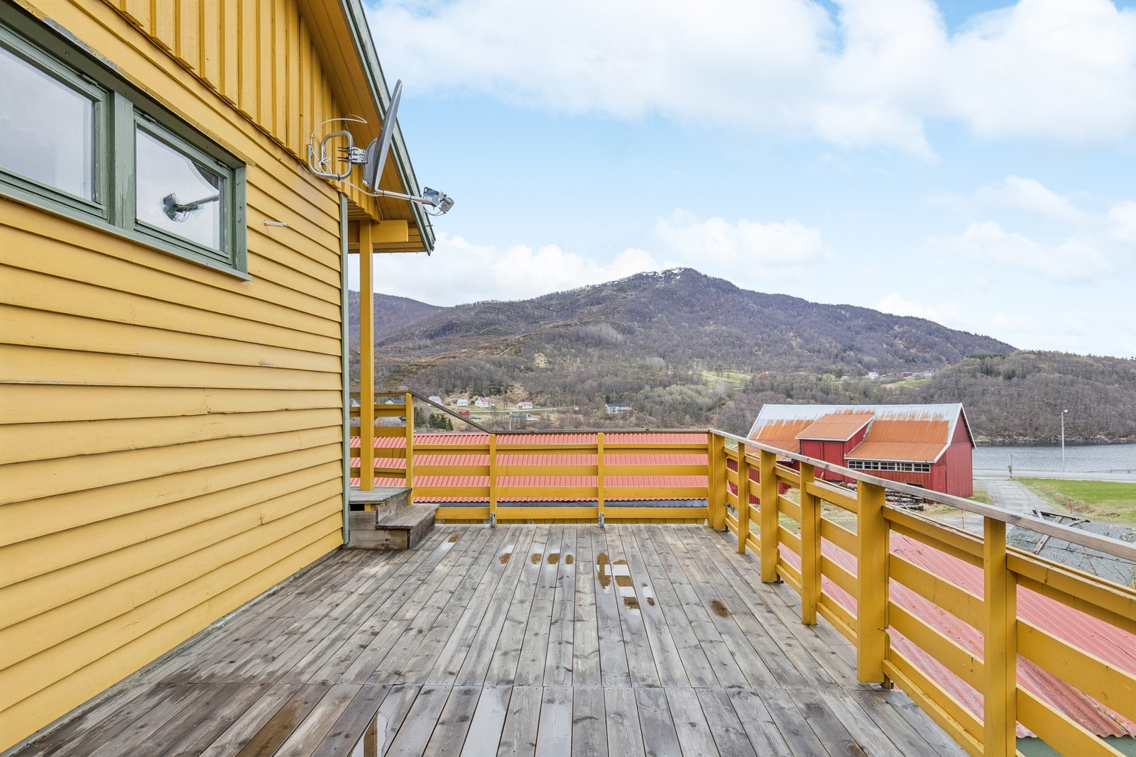 Fra stuen er det utgang til en stor balkong på 27 m² med spaltegulv av impregnerte terrassebord. Galleribilde