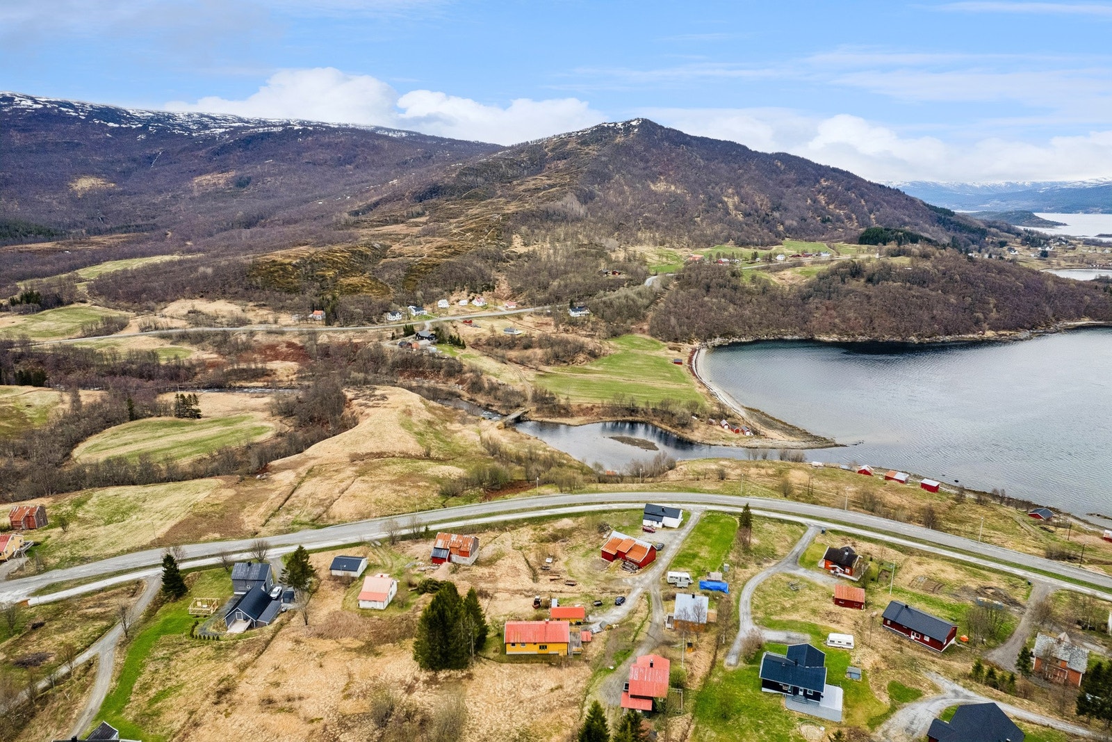 Nærhet til sjøen og flotte turområder i fjellet. Galleribilde