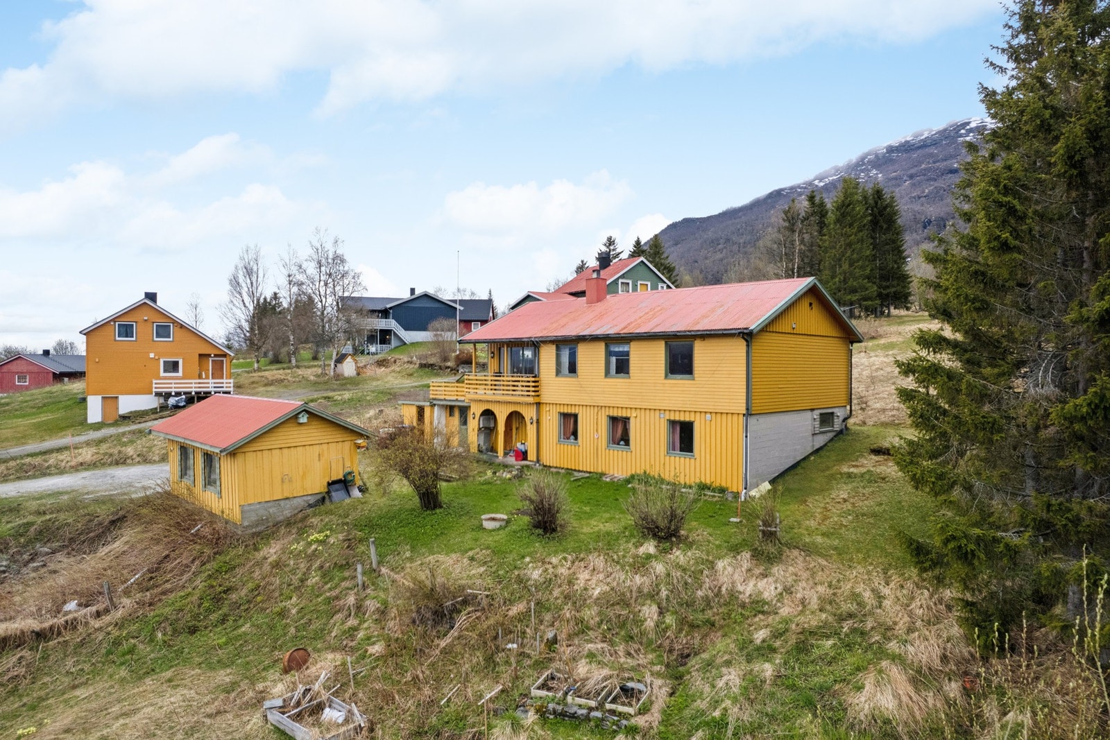 Enebolig fra 1973 med en innholdsrik planløsning over to etasjer, inkludert en innredet del i kjelleren. Eiendommen har også en frittstående garasje. Galleribilde