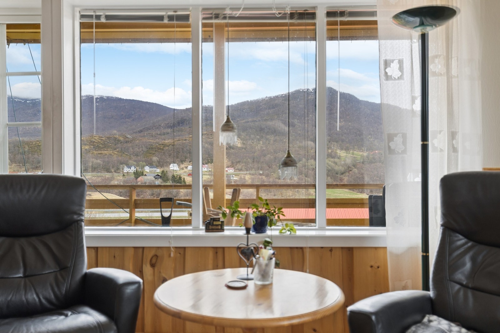 Store vindusflater gir godt med naturlig lys og utsikt mot omgivelsene. Galleribilde