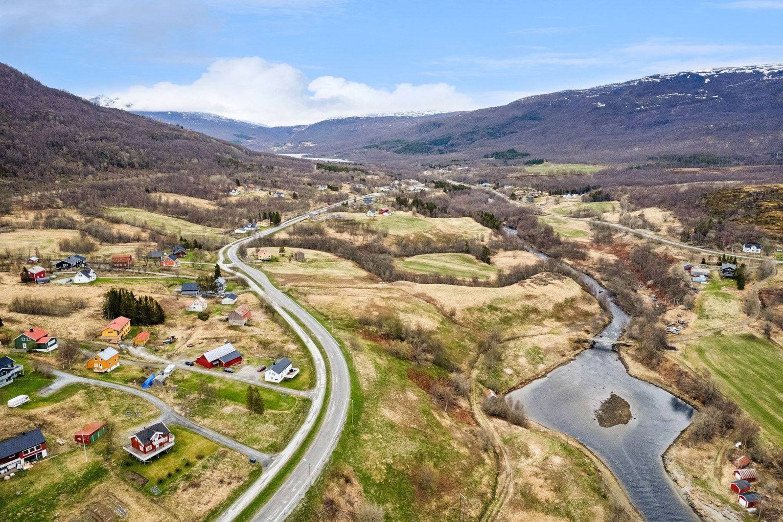 Nærmeste bussholdeplass, Løksebotn, ligger kun 400 meter unna og betjenes av linje 330. Galleribilde