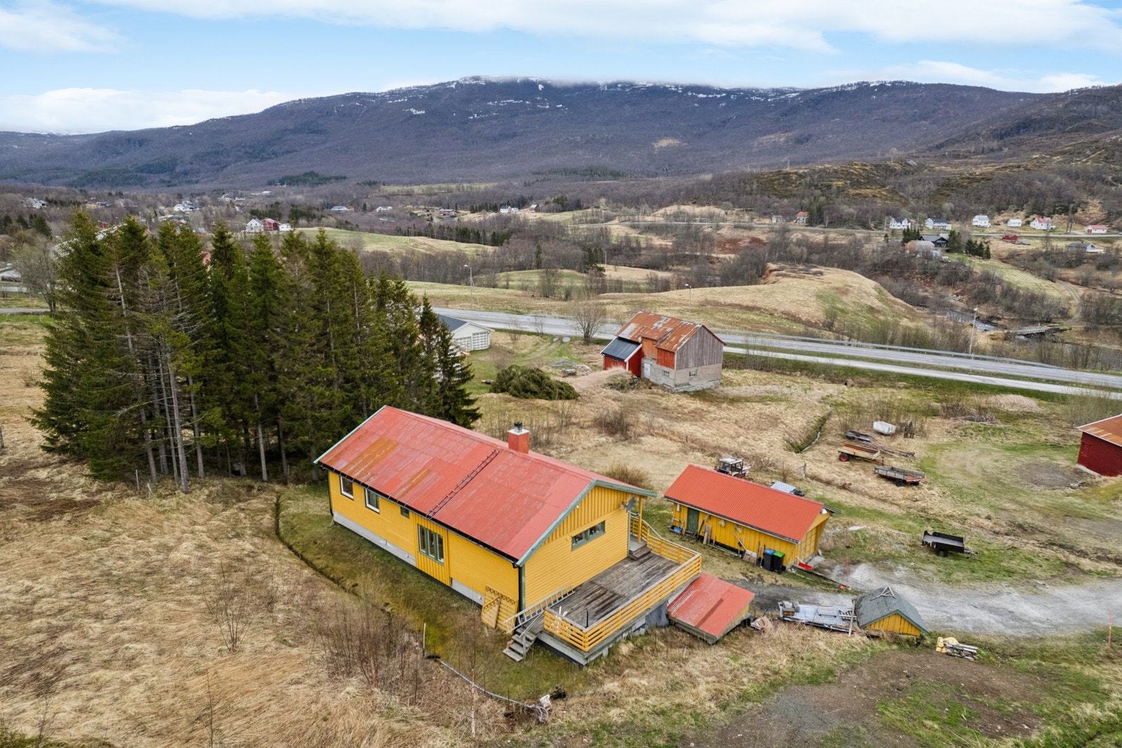Eiendommen ligger i landlige omgivelser i Salangen kommune, på en lett hellende tomt som er avplanert rundt boligen. Galleribilde