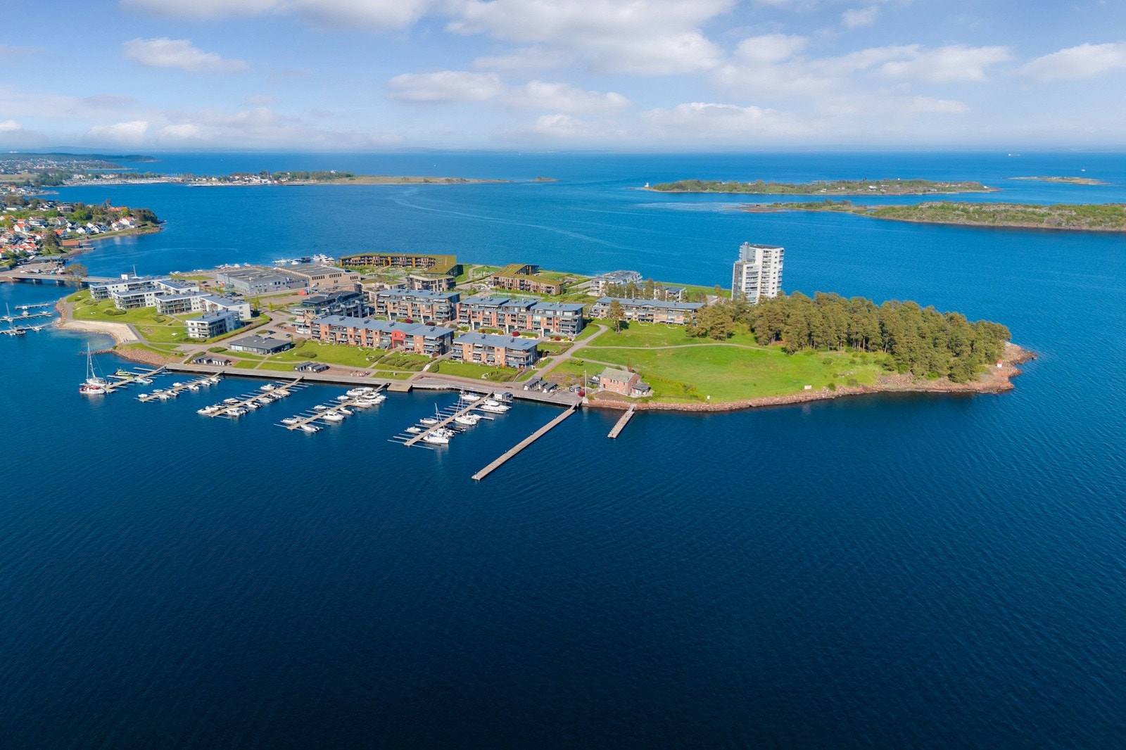 Jarlsø fremstår som en perle i Oslofjorden med sin unike beliggenhet og vidstrakte utsikt over Oslofjorden og innseilingen til Tønsberg. Galleribilde