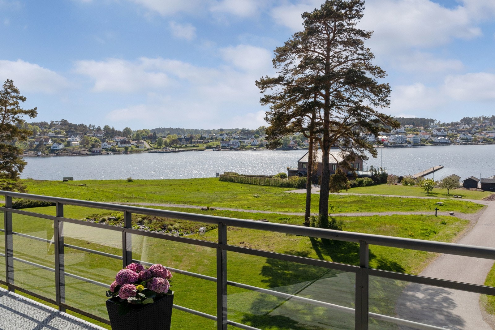 Her kan man se solen fra den står opp over Oslofjorden i øst til den går ned, sent på kvelden over innseilingen til Tønsberg i vest. Galleribilde