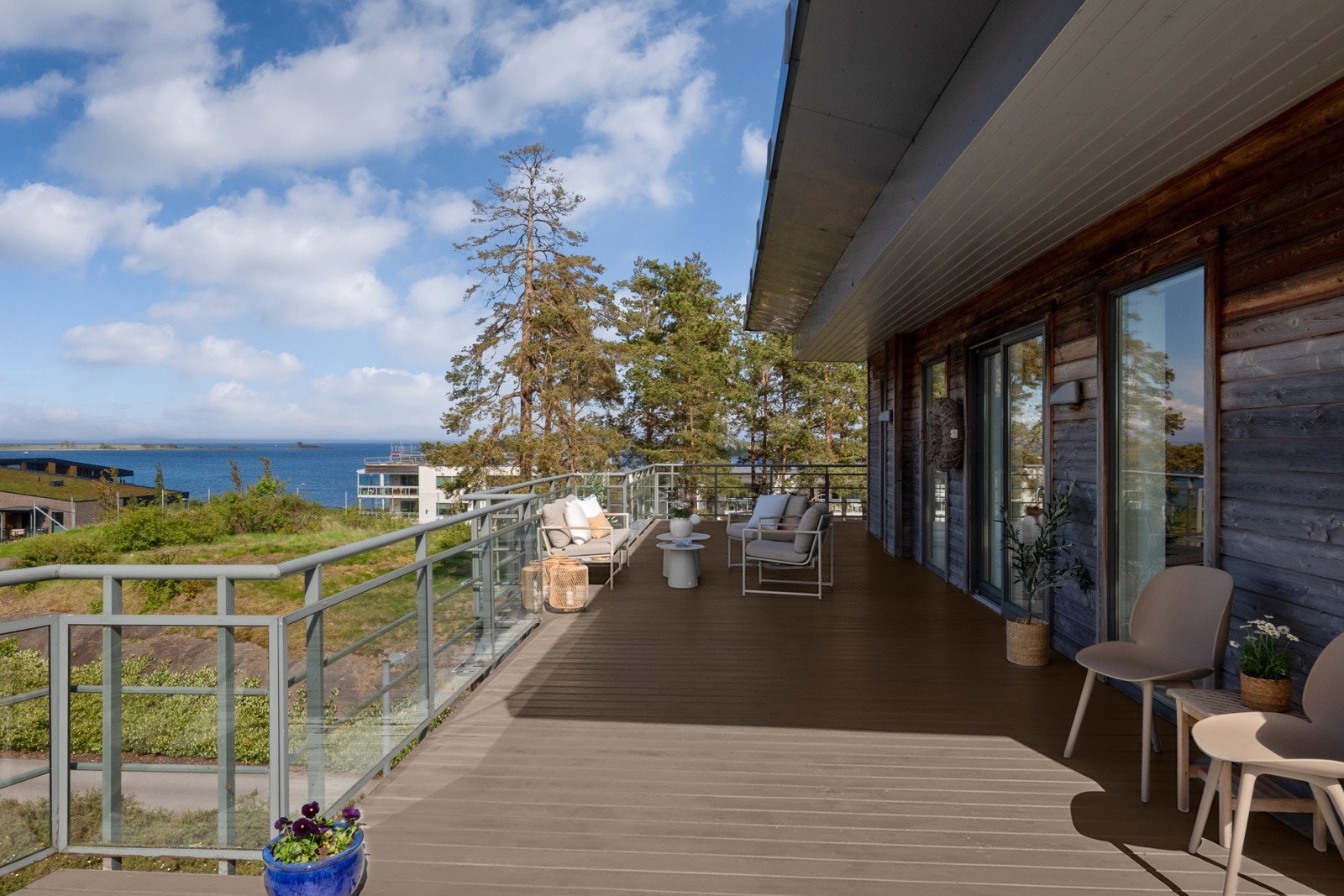 Terrassen strekker seg ut som en hestesko langs tre sider og har flere utganger fra både stue, entré og hovedsoverom. Galleribilde