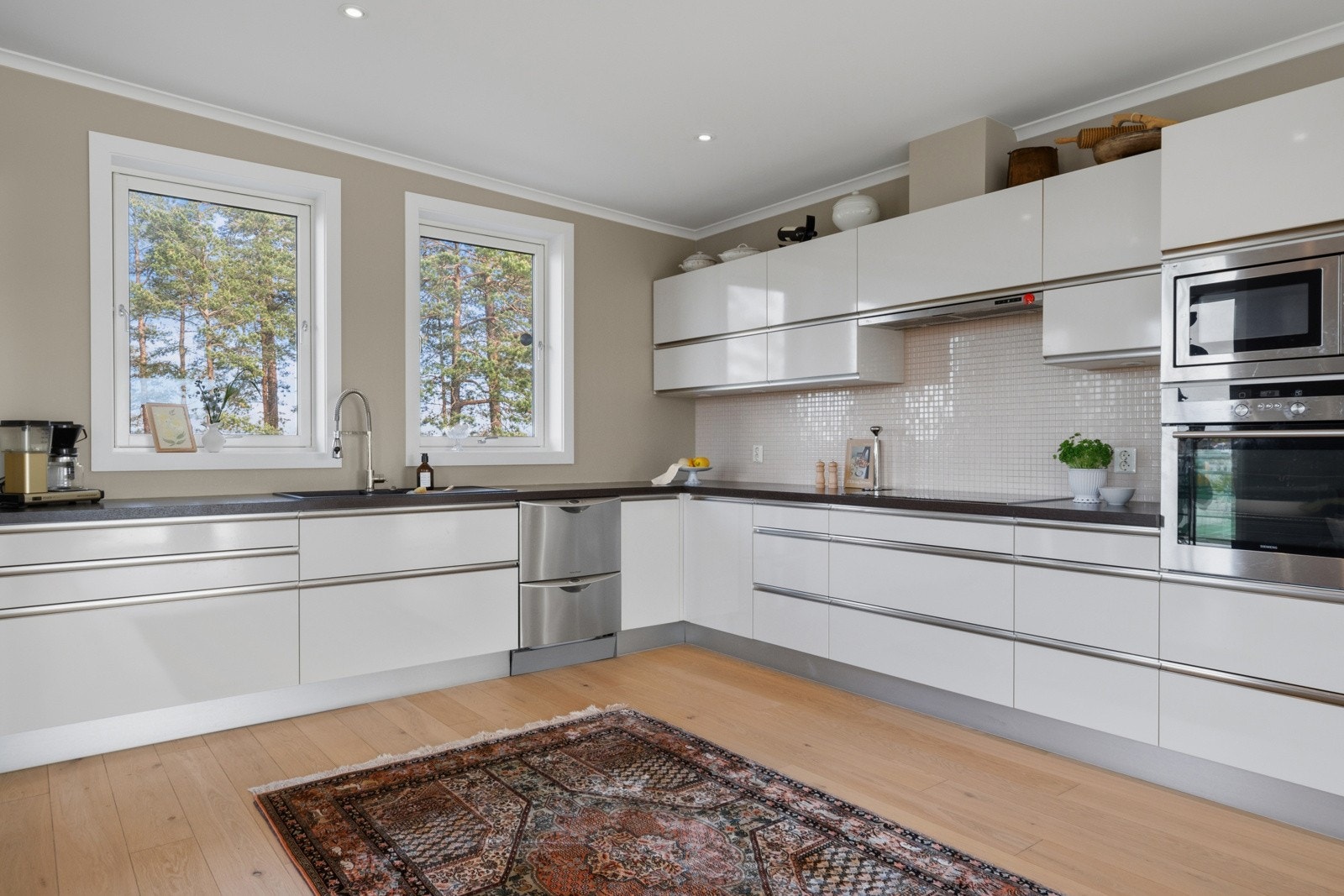 Det er integrert koketopp, stekeovn, oppvaskmaskin og mikro. Det er del integrert side by side kjøleskap og fryser. Galleribilde