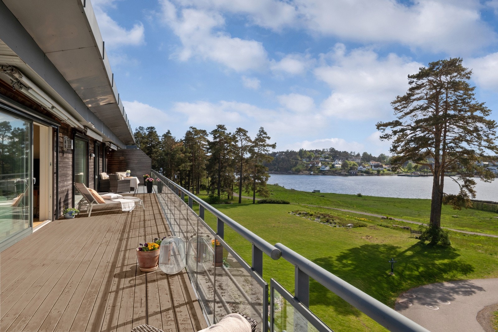 Deler av terrassen er overbygd, og over flere av vinduene er det markiser som skjermer mot solen, men som også fungerer som et lunt tak når man vil tilbringe sommerkveldene ute. Galleribilde