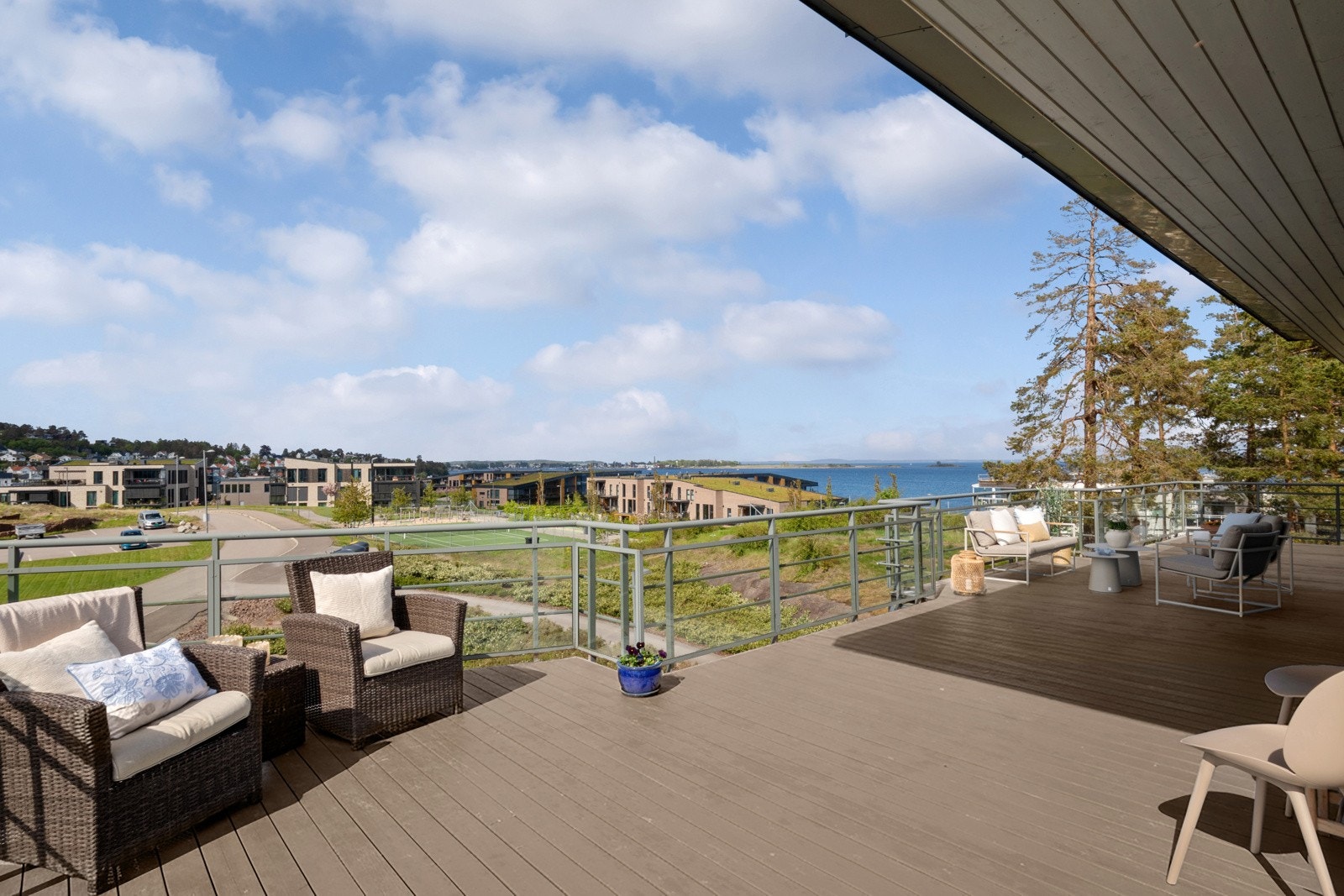 Selve leiligheten er nydelig plassert på enden av bygget, og med beliggenhet i toppetasjen får man en fantastisk terrasse hvor de fine dagene virkelig kan nytes maksimalt. Galleribilde