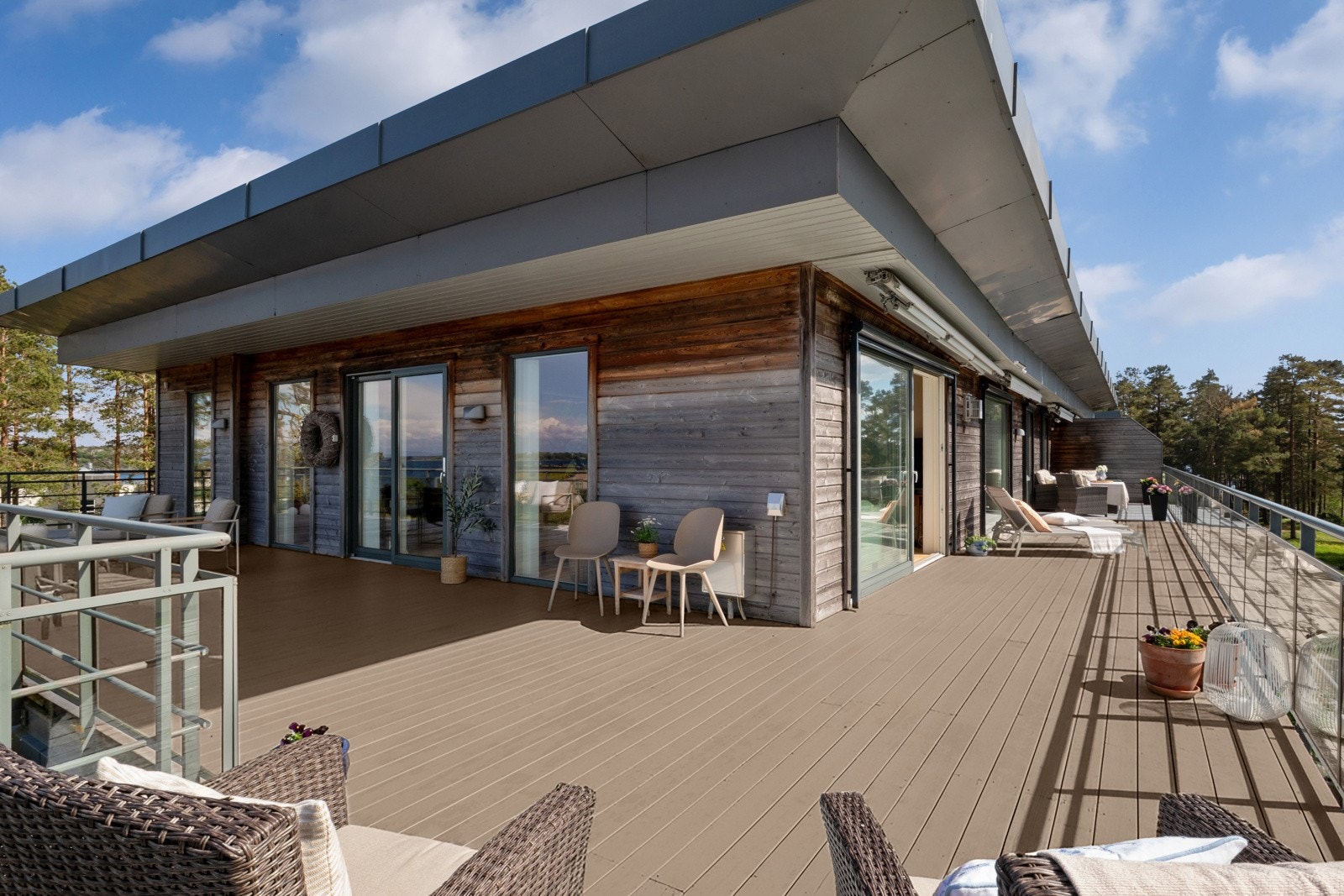 Her kan du sitte på egen terrasse og nyte sjøens yrende båt- og badeliv helt til solen går ned. Galleribilde