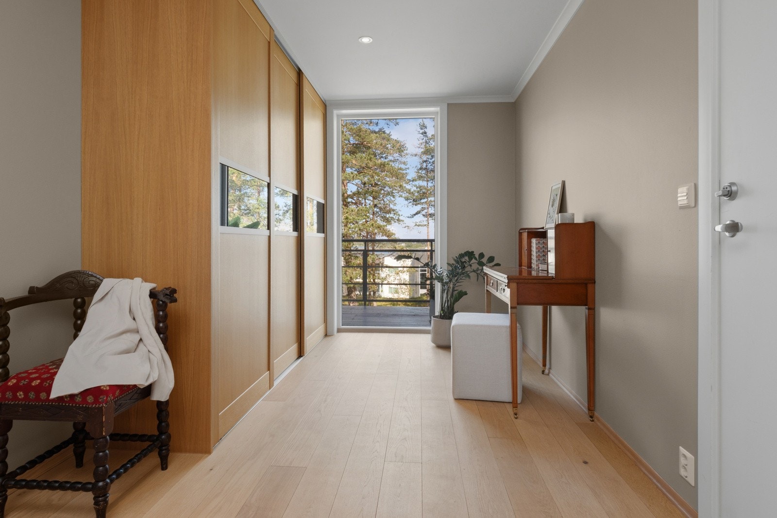 Langs den ene veggen er det en takhøy skyvedørsgarderobe og på samme side er det utgang til den fantastiske terrassen. Galleribilde