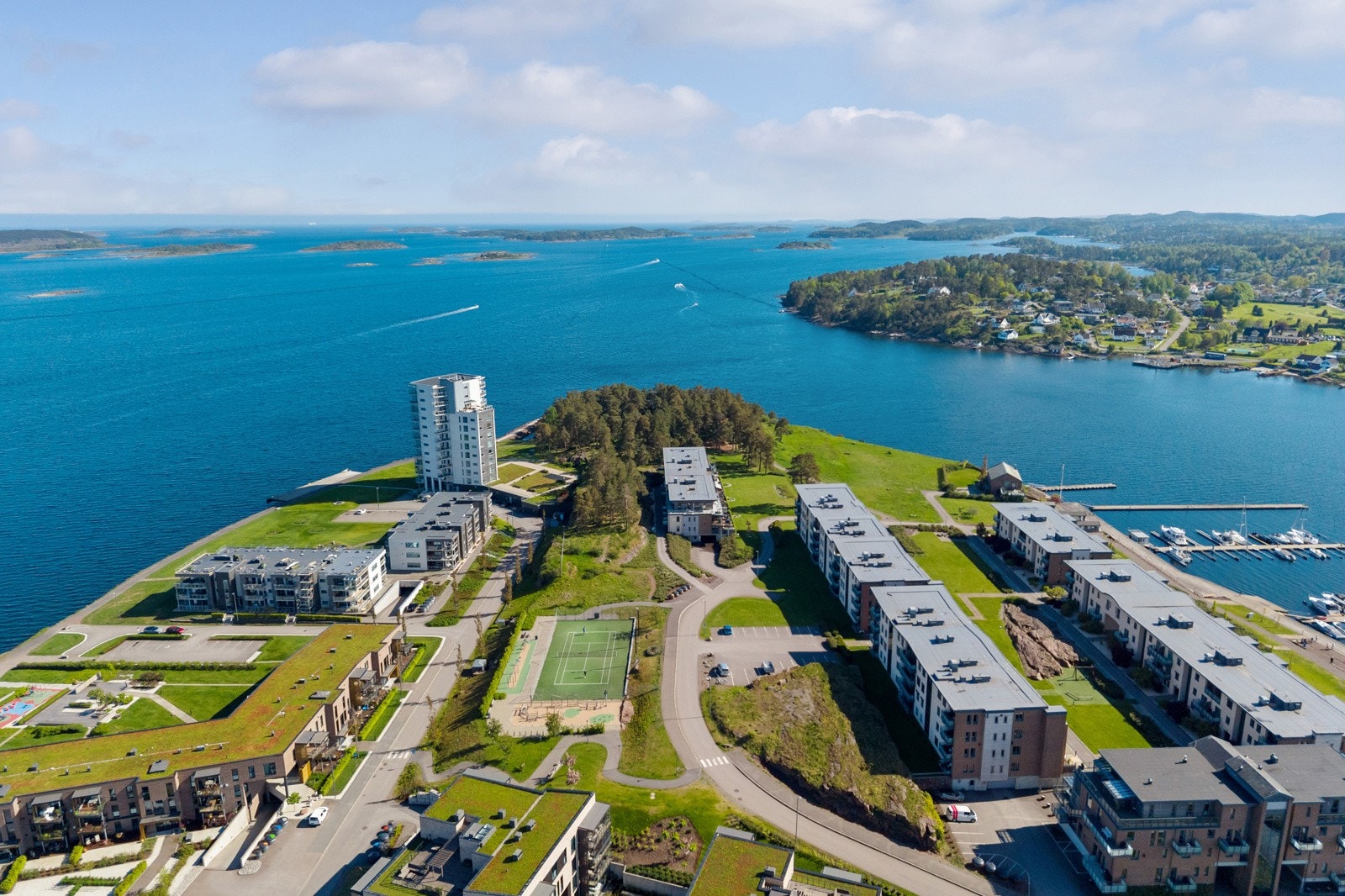 Det tar ca. 12 min med bil til Tønsberg sentrum som har alt av bymessige fasiliteter, kino, bibliotek, svømmehall og flere idrettsanlegg. Galleribilde