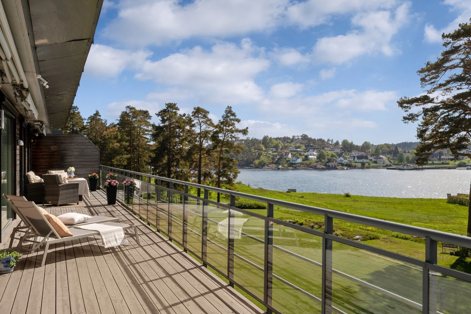 Langs med sjøen er det koselige turområder, brygger, en stor, fin badestrand og småbåthavn. Galleribilde